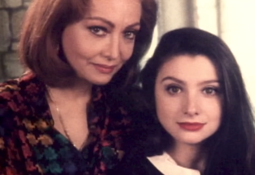 Norma Lazareno junto a su difunta hija Paulina. | Fuente: Youtube/Tlnovelas