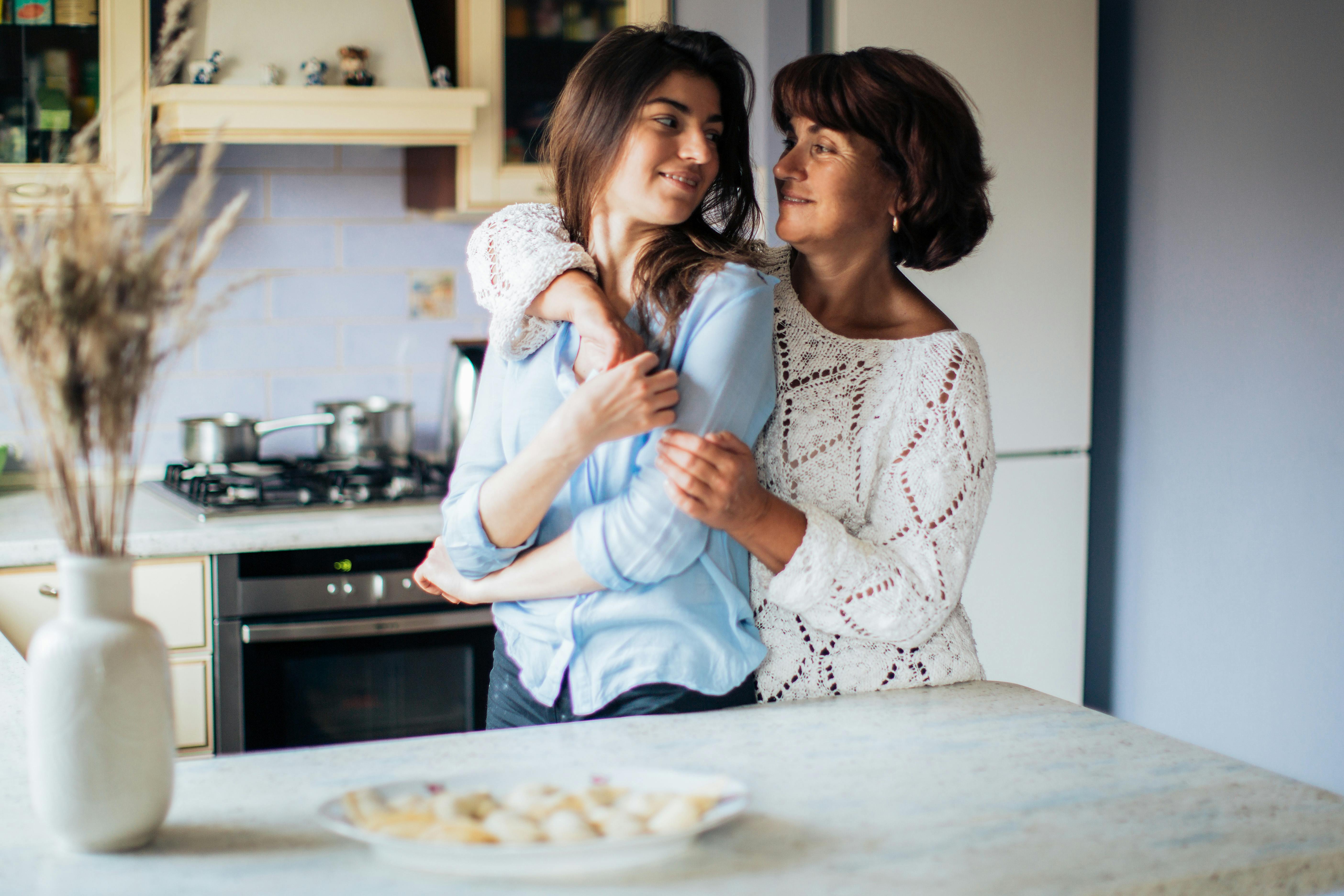 Mujer abrazando a su sobrina | Fuente: Pexels