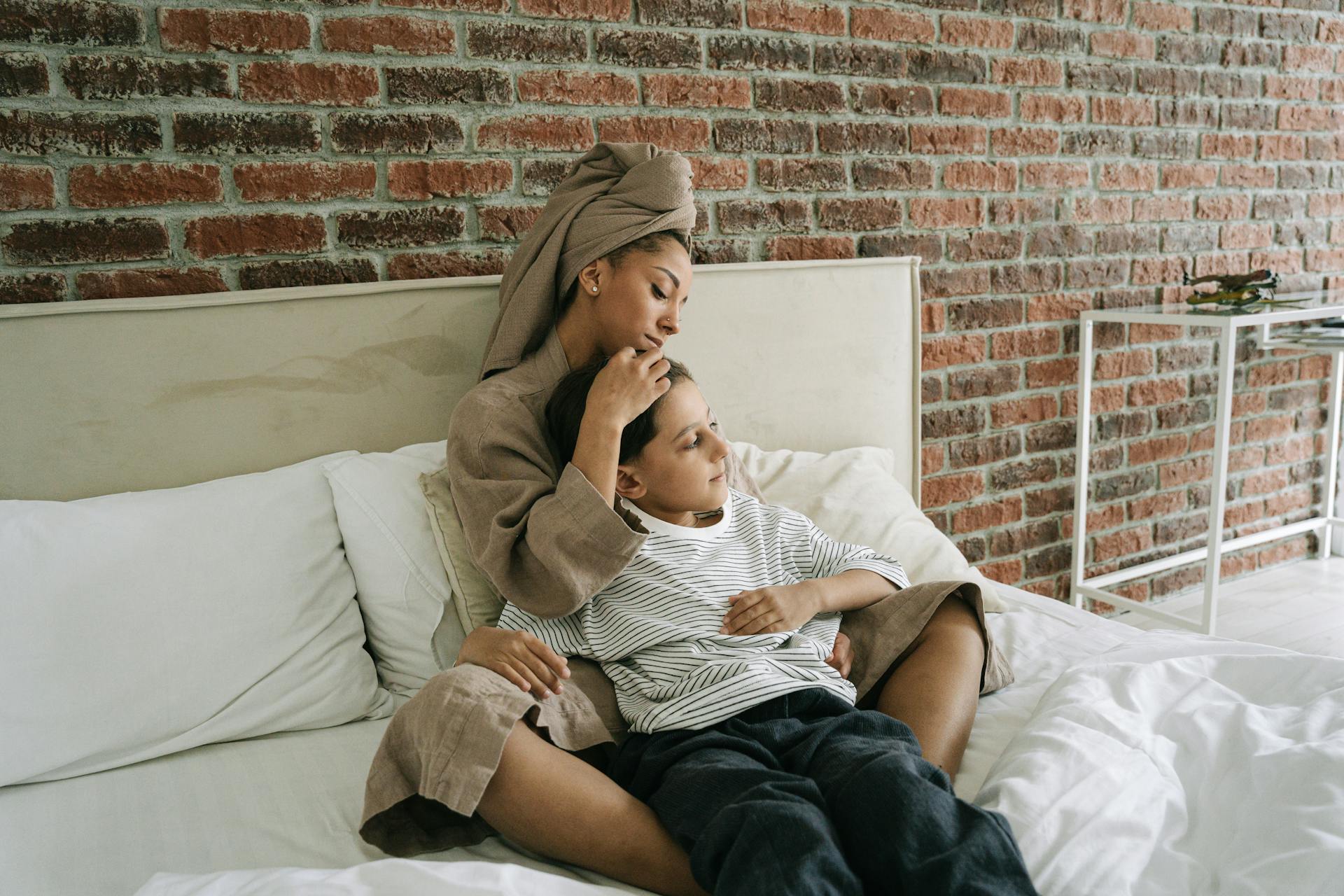 Una madre creando lazos afectivos con su hijo | Fuente: Pexels