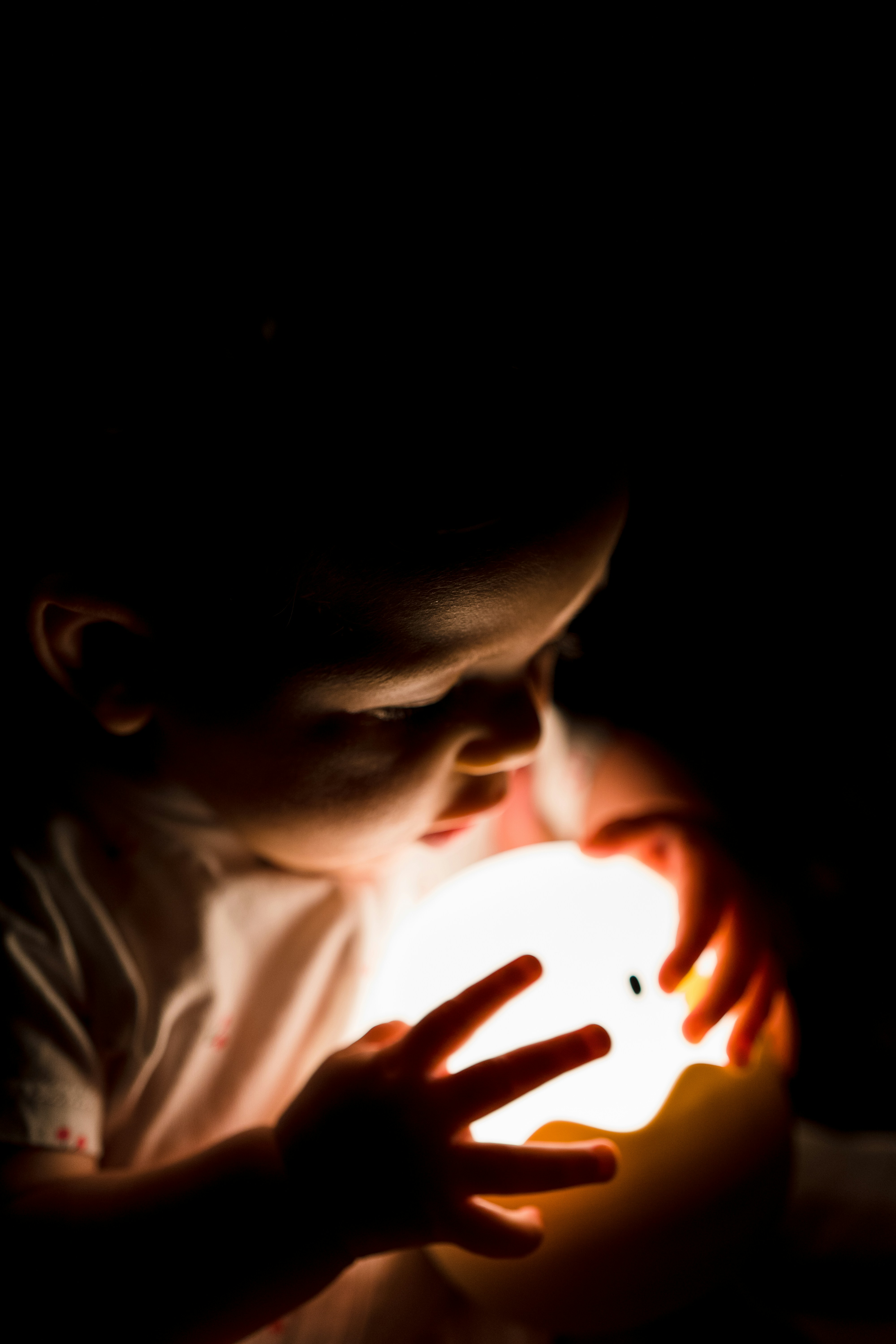 Un niño jugando con una luz nocturna | Fuente: Unsplash