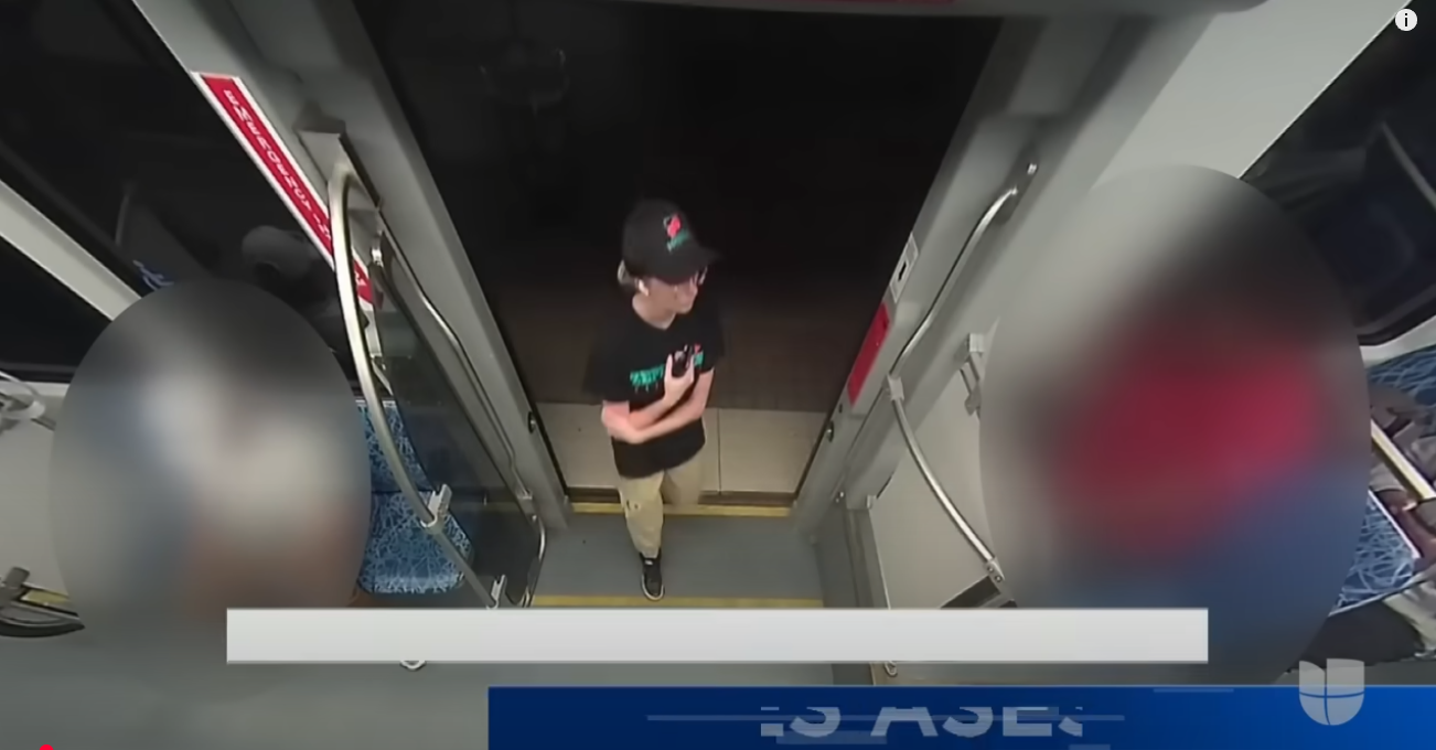 Iryna Zarutska, la joven ucraniana asesinada, subiendo en un tren en Charlotte, Carolina del Norte | Fuente: Univision Noticias