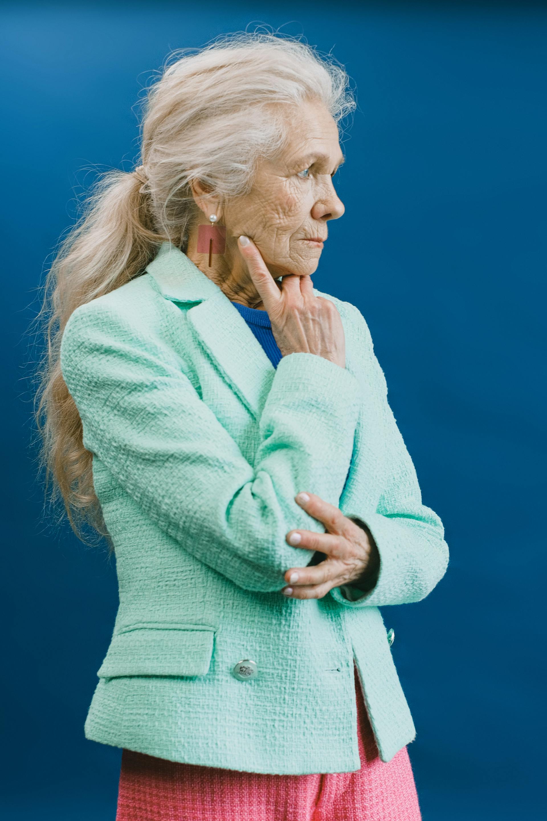 Una anciana enfadada mirando de reojo | Fuente: Pexels