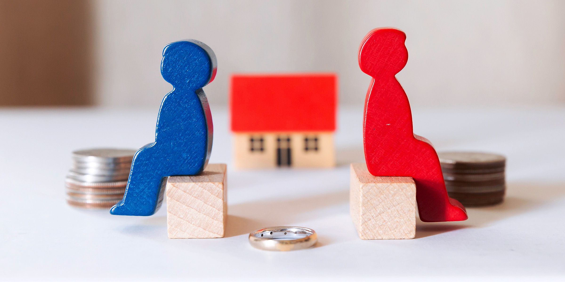 Figuras de madera que representan el divorcio | Fuente: Shutterstock