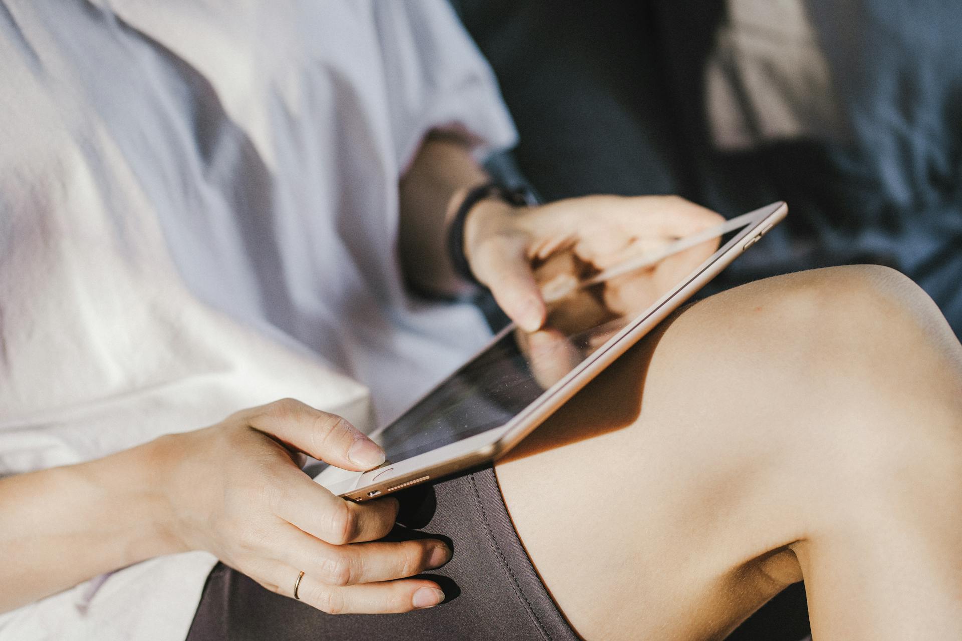 Una mujer sujetando una tablet digital | Fuente: Pexels