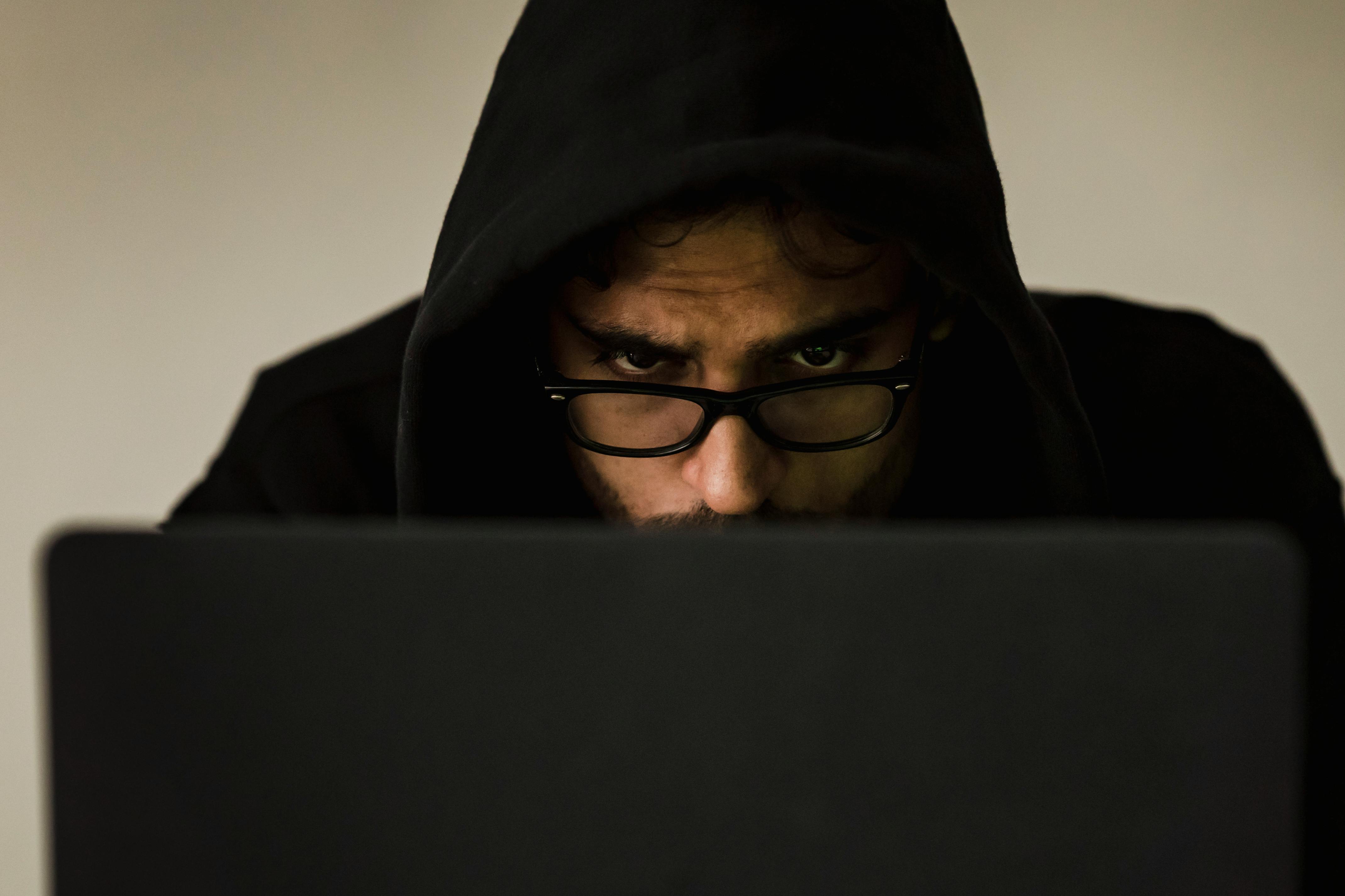 Una persona utilizando un ordenador portátil | Fuente: Pexels
