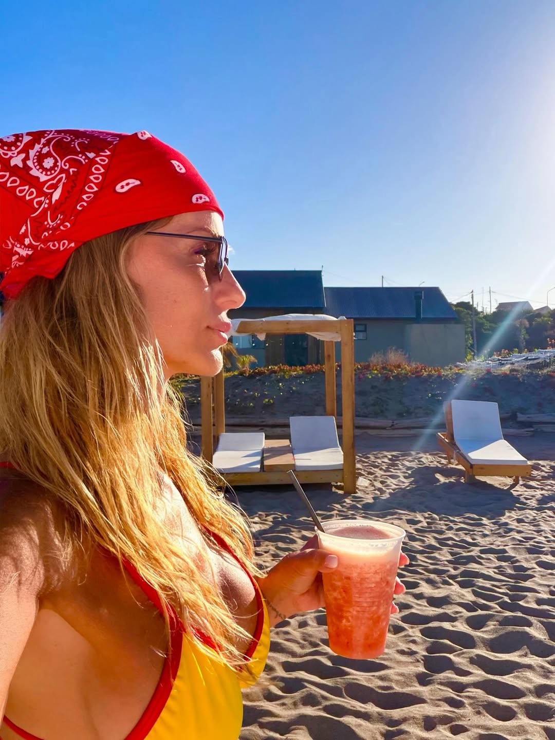 Sabrina Rojas posando en bikini en las playas de Mar del Plata, Argentina | Fuente: Instagram/rojassasi