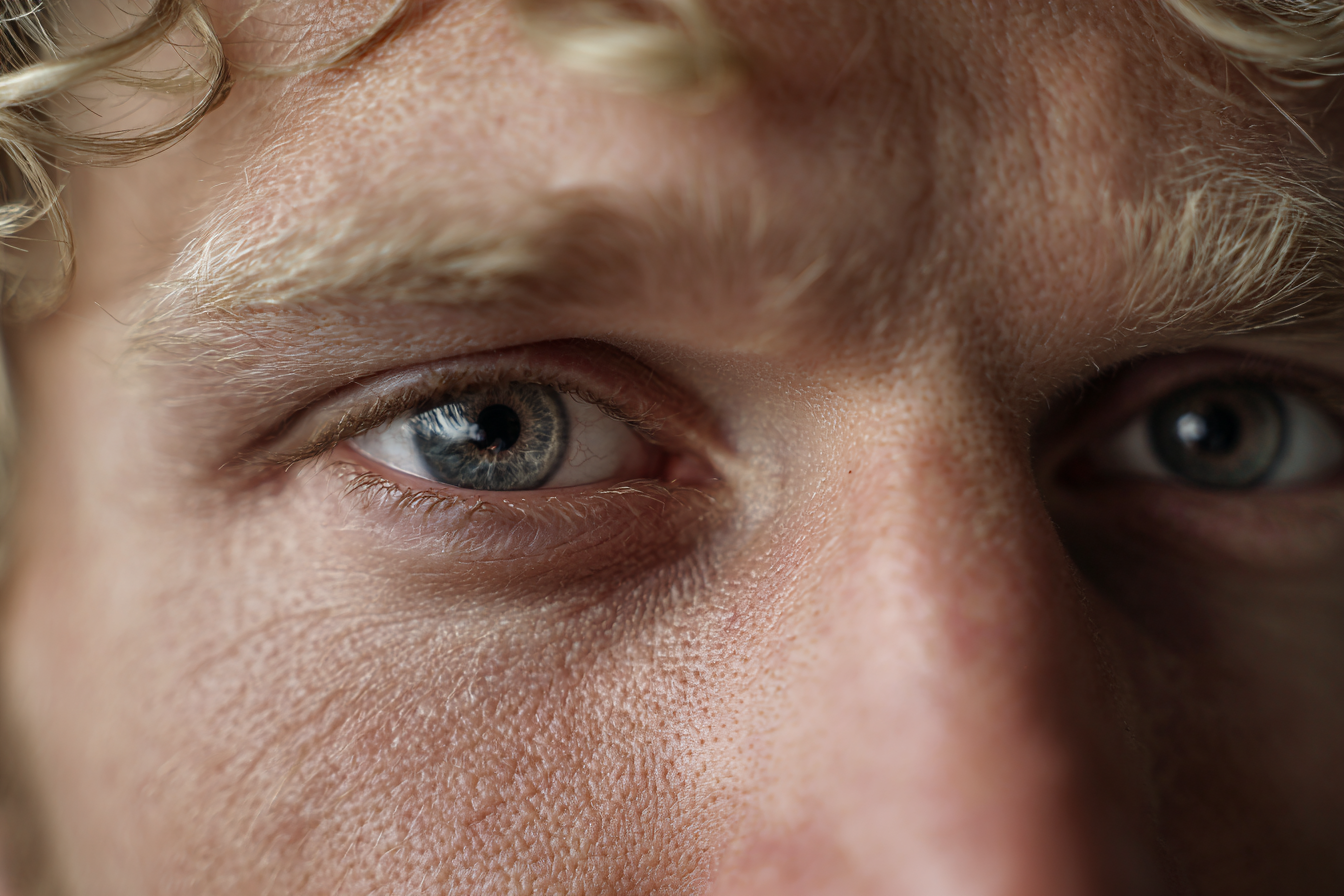 Primer plano de la mirada emocional de un hombre | Fuente: Midjourney