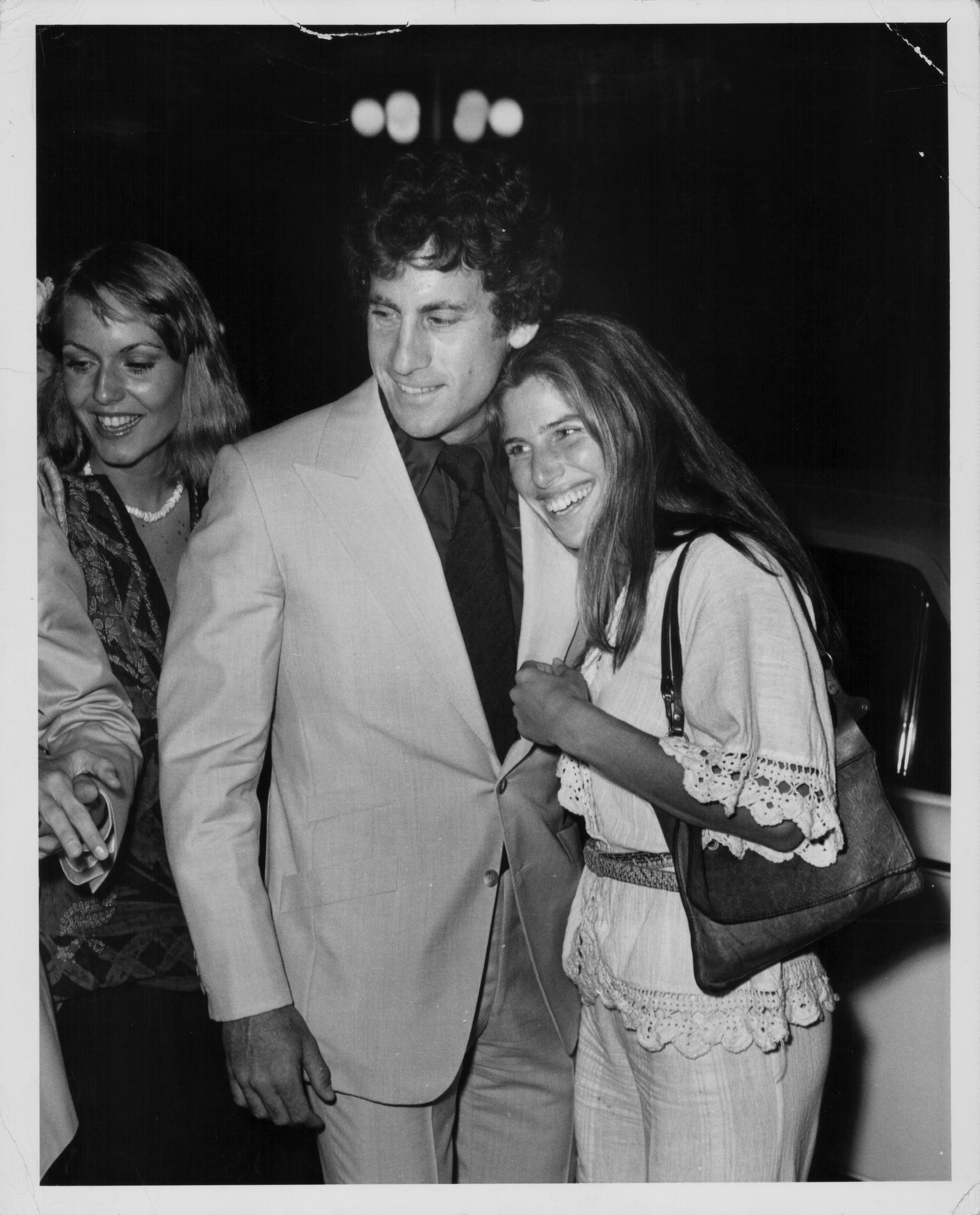 Paul Michael Glaser y Elizabeth Glaser en la Convención de Televisión de la ABC en el Hotel Century Plaza de Los Ángeles, California, en mayo de 1976. | Fuente: Getty Images