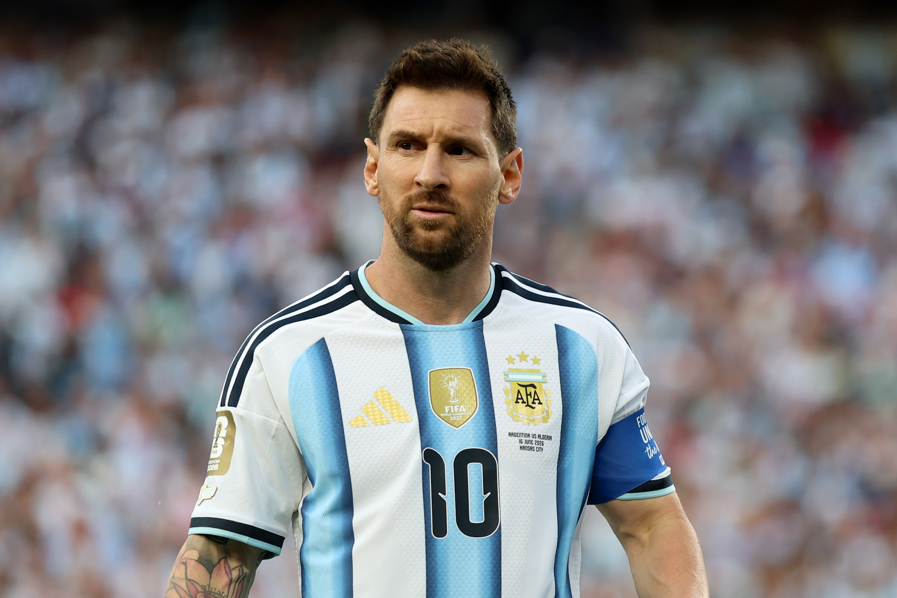 Lionel Messi, número 10 de Argentina, observa mientras se ve el parche del Legado de la Copa Mundial en la manga de su camiseta, durante el partido del Grupo J de la Copa Mundial de la FIFA 2026 entre Argentina y Argelia en el Estadio de Kansas City el 16 de junio de 2026 en Kansas City, Missouri. | Fuente: Getty Images