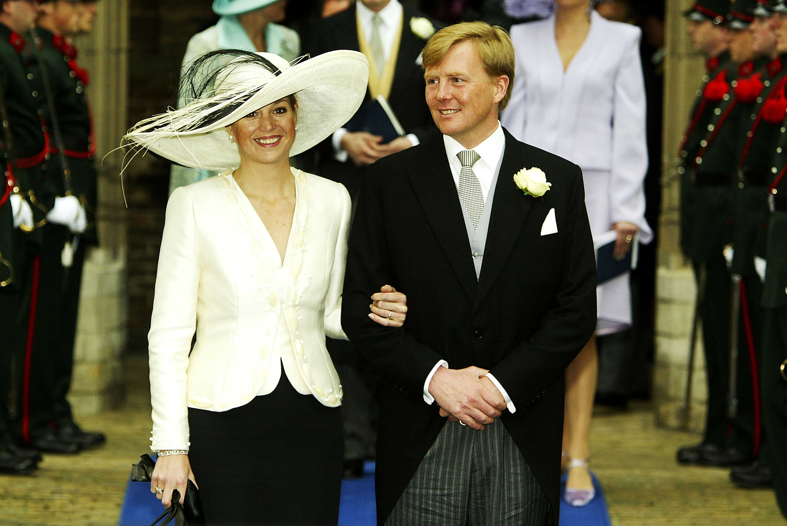 La reina Máxima y el rey Willem Alexander salen de la iglesia tras la boda del segundo hijo de la reina Beatrix, el príncipe Johan Friso, y Mabel Wisse Smit, el 24 de abril de 2004 en Delft, Países Bajos. | Fuente: Getty Images