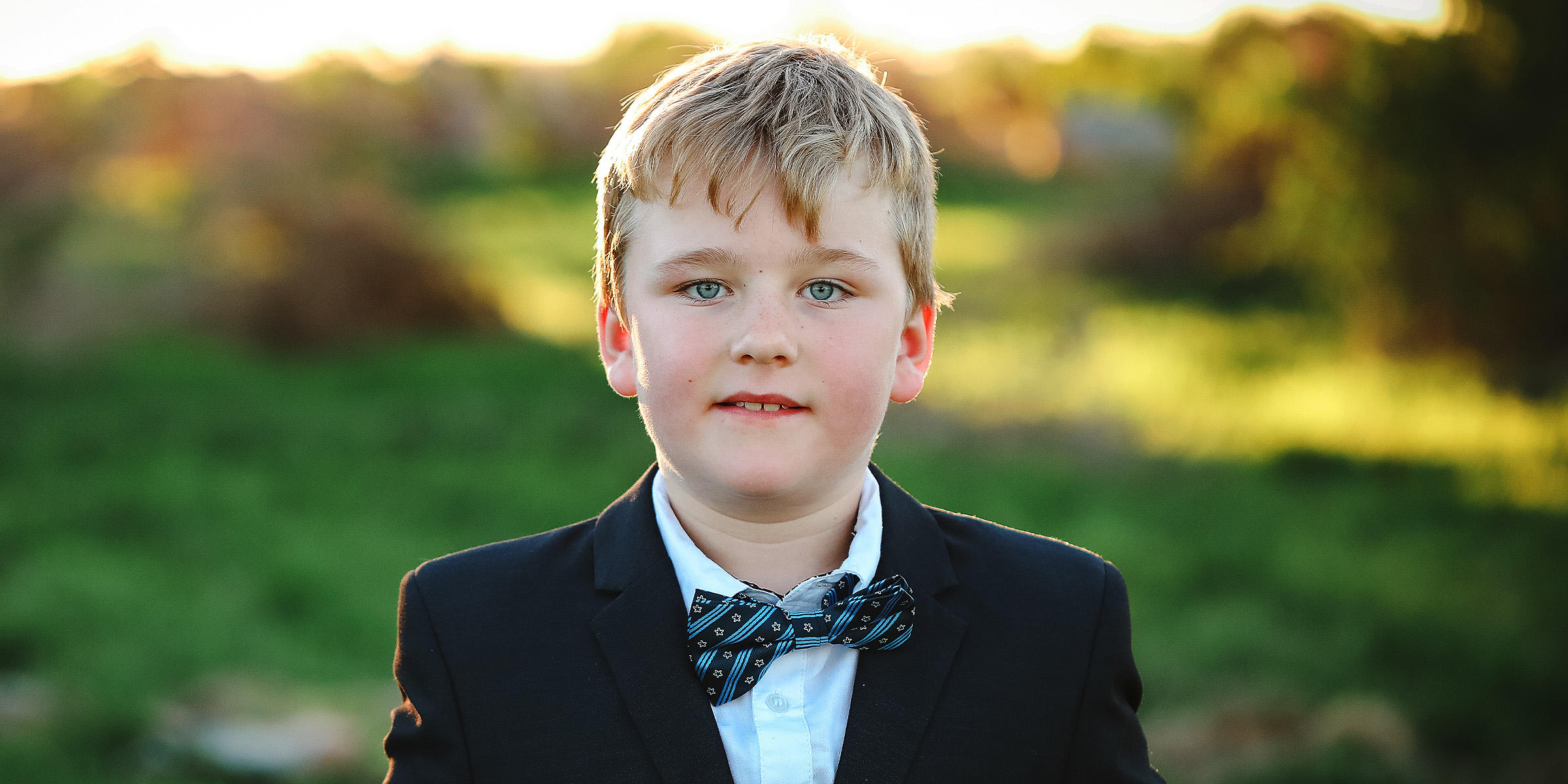 Un niño con traje | Fuente: Freepik