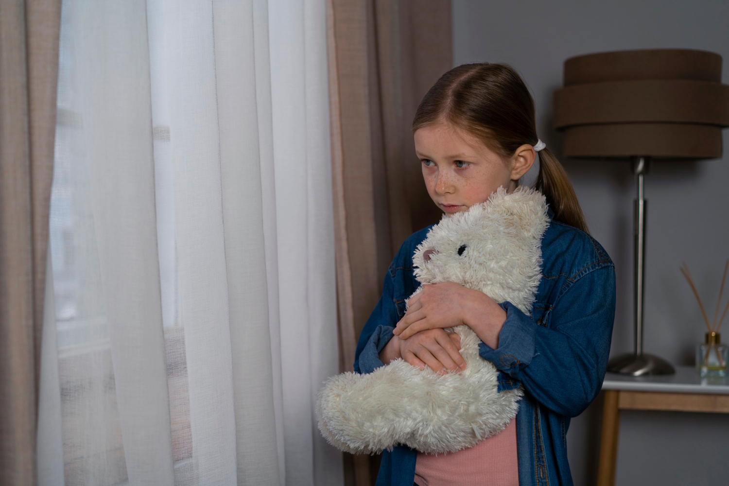 Una joven triste con un osito de peluche en la mano | Fuente: Freepik