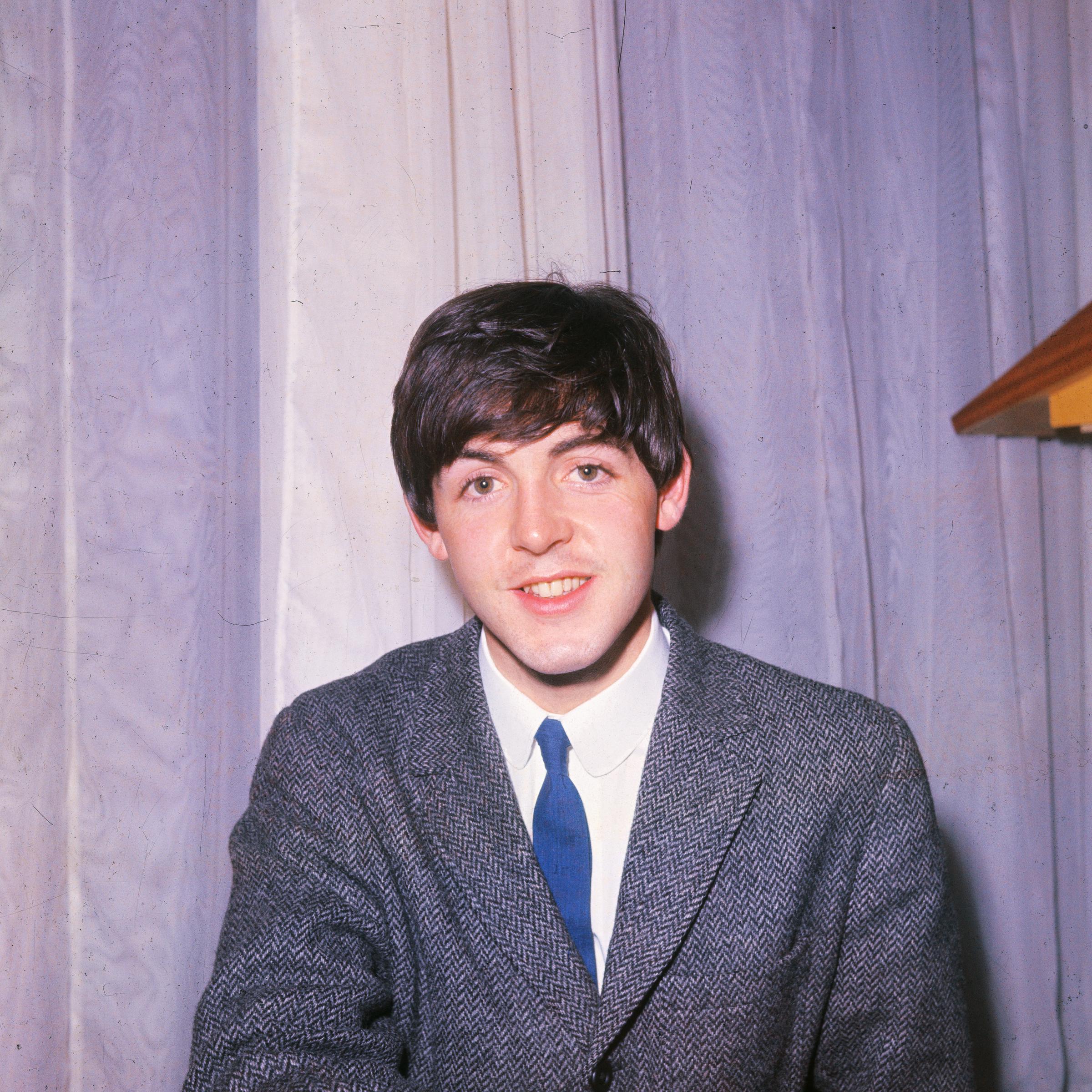 Paul McCartney posa para un retrato de estudio en Londres, Inglaterra, en 1963 | Fuente: Getty Images