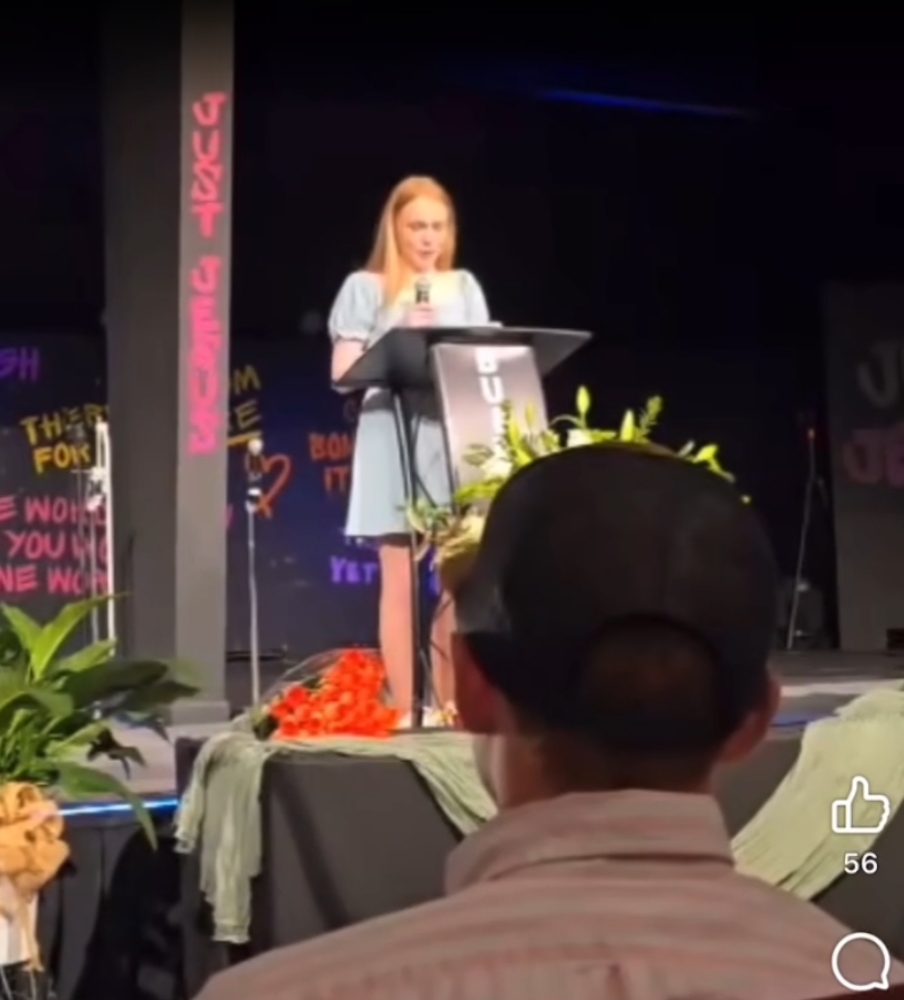 Sarah Patrick hablando durante el funeral de sus padres | Fuente: Facebook/krysten.buckner