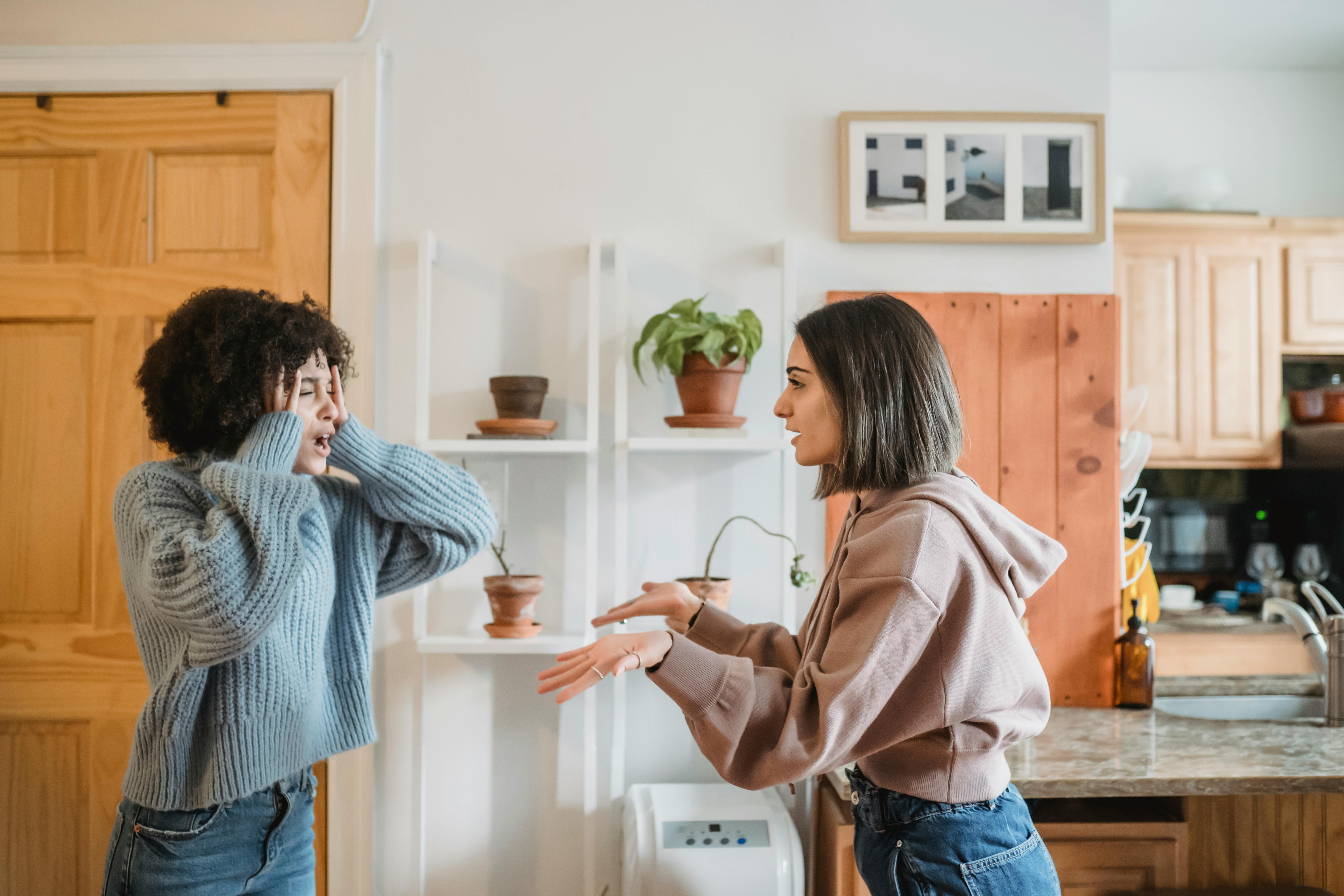Dos mujeres discutiendo en casa | Fuente: Pexels
