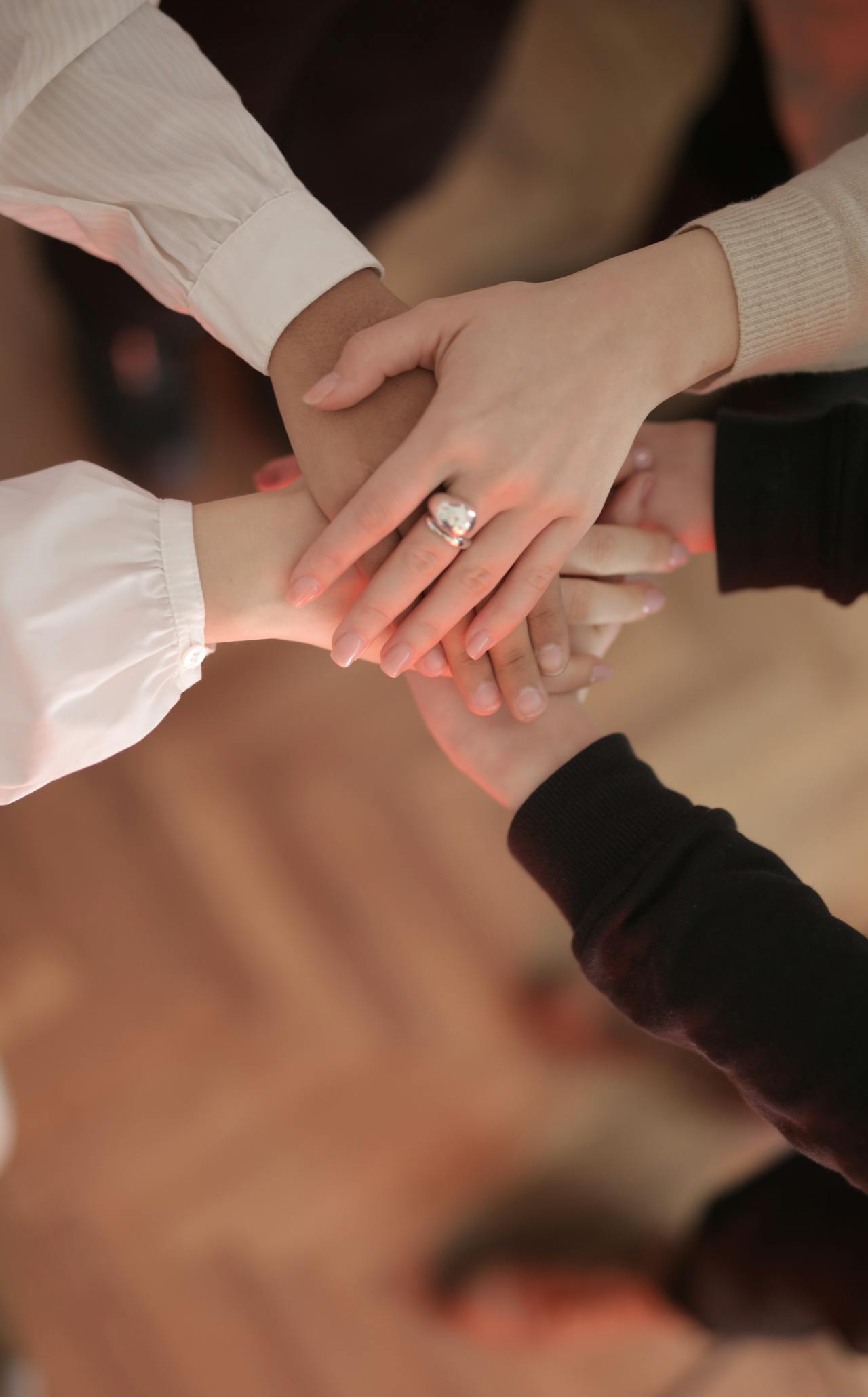 Un grupo de amigos apilando sus manos | Fuente: Pexels