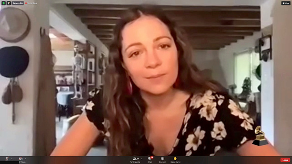 En esta captura de pantalla difundida el 14 de marzo, Natalia Lafourcade, ganadora del premio a Mejor Álbum de Música Regional Mexicana (incluyendo Tejano) por "Un Canto por México, Vol. 1", asiste a la Sala de Prensa Virtual de la 63ª edición anual de los Premios GRAMMY, transmitida el 14 de marzo de 2021.