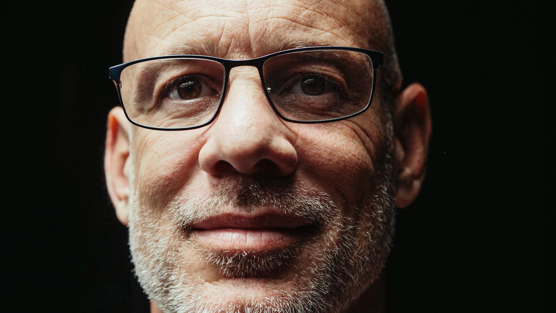 Un hombre de aspecto serio | Fuente: Pexels