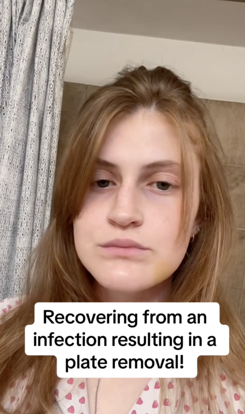 Virginia Elder mira al frente, su rostro muestra una mezcla de calma y tranquila fatiga | Fuente: TikTok/virginiaeelder