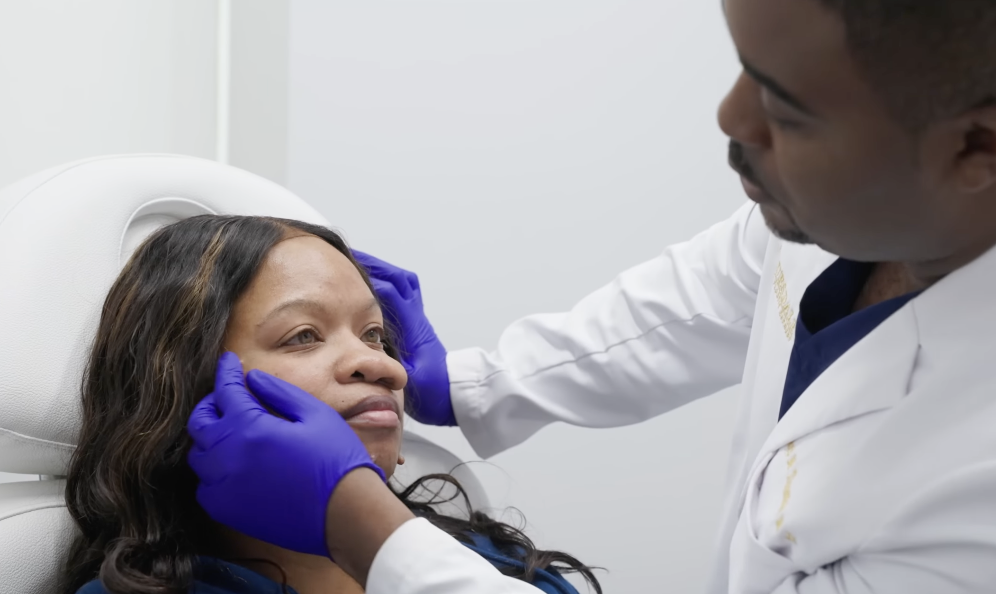 El Dr. Carl Truesdale examina a Danielle antes de la operación | Fuente: YouTube/@Dr.Truesdale