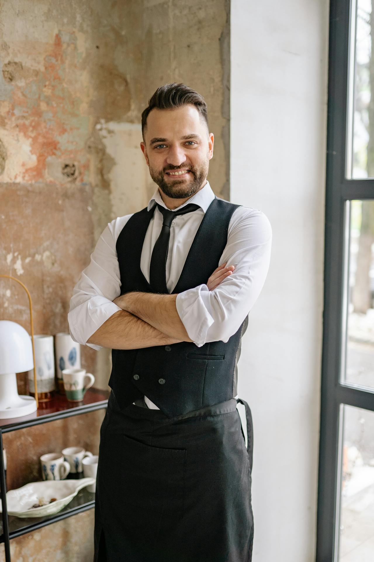 Un camarero sonriendo | Fuente: Pexels