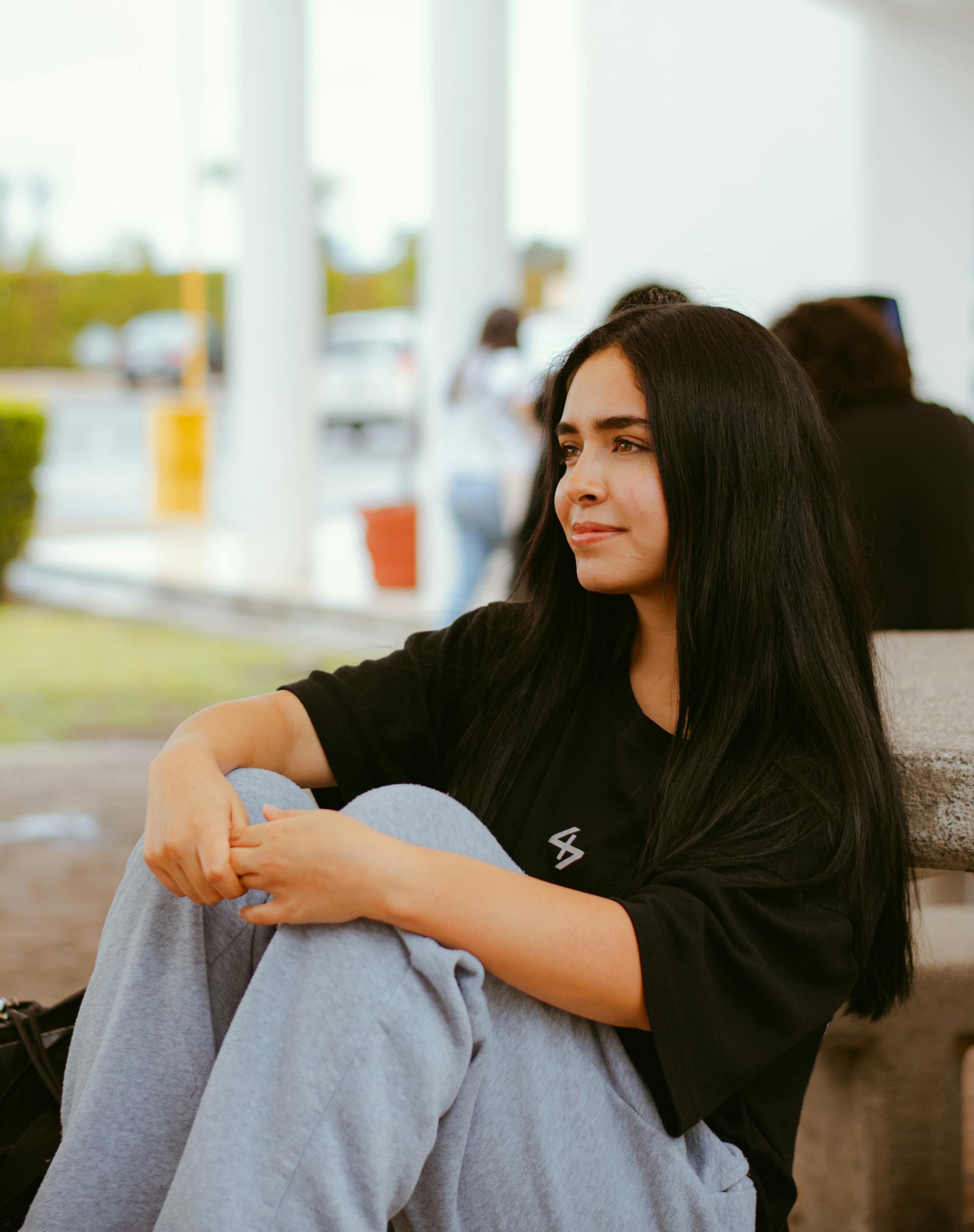 Una mujer reflexiva | Fuente: Pexels