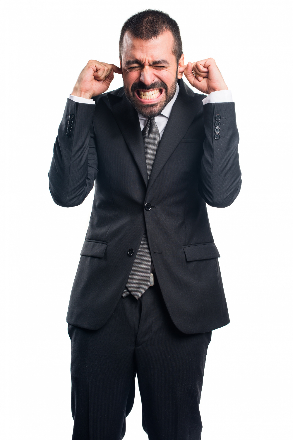Un hombre molesto tapándose los oídos | Fuente: Freepik