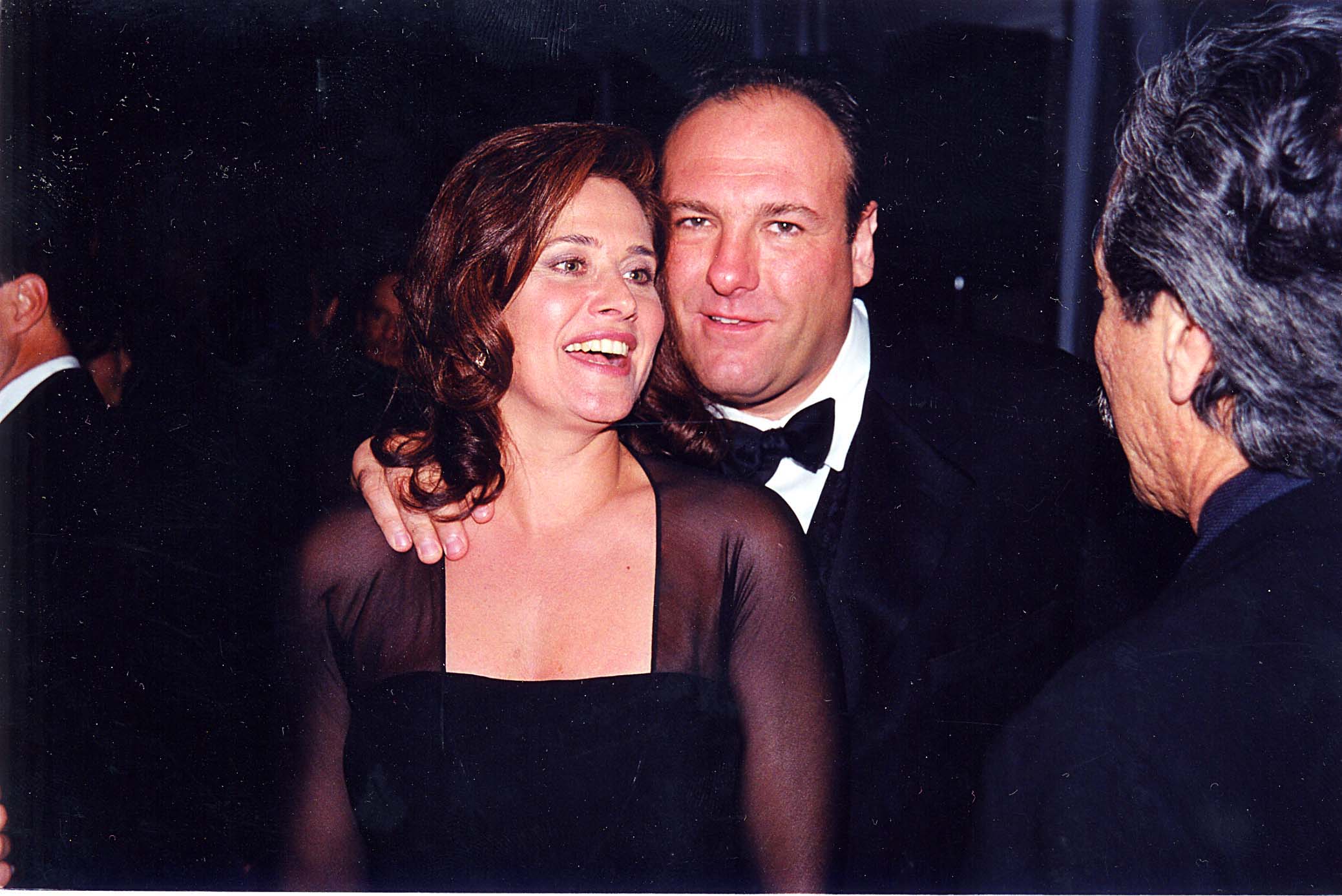 Lorraine Bracco y James Gandolfini aportaron una energía inolvidable a una de las noches más importantes de la televisión. En esta foto, asistieron a la entrega anual de los Premios Primetime Emmy en el Shrine Auditorium el 9 de septiembre de 1999, en Los Ángeles, California. | Fuente: Getty Images