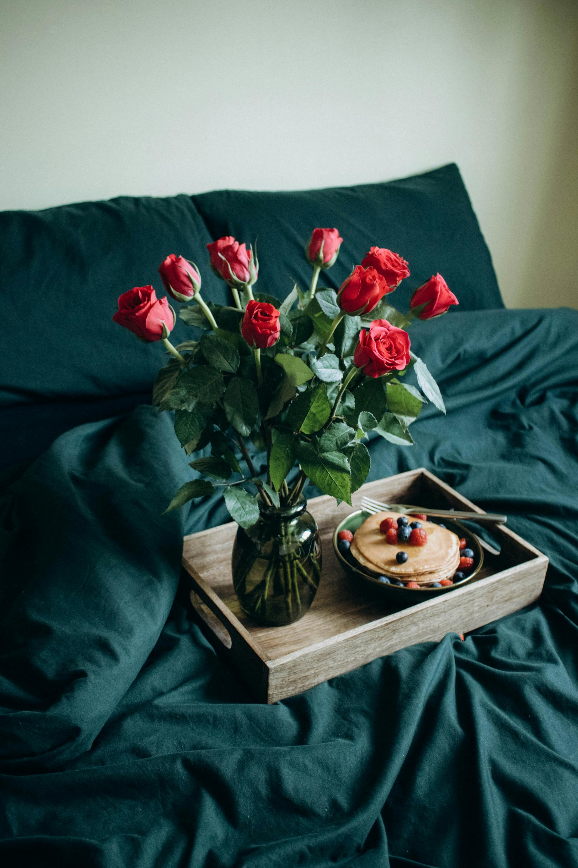 Una bandeja de desayuno con un jarrón de flores | Fuente: Pexels