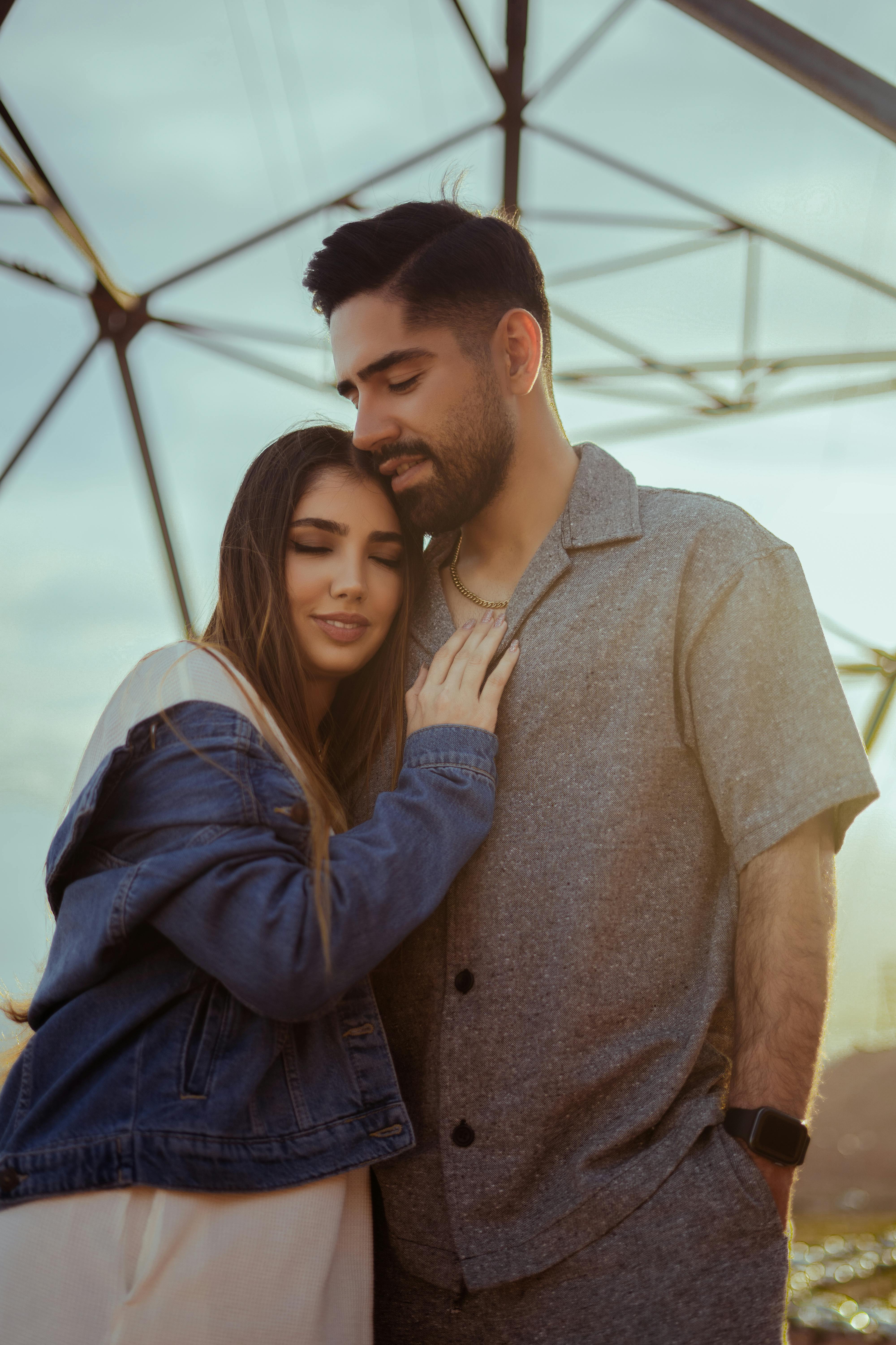 Una pareja posando para las fotos | Fuente: Pexels