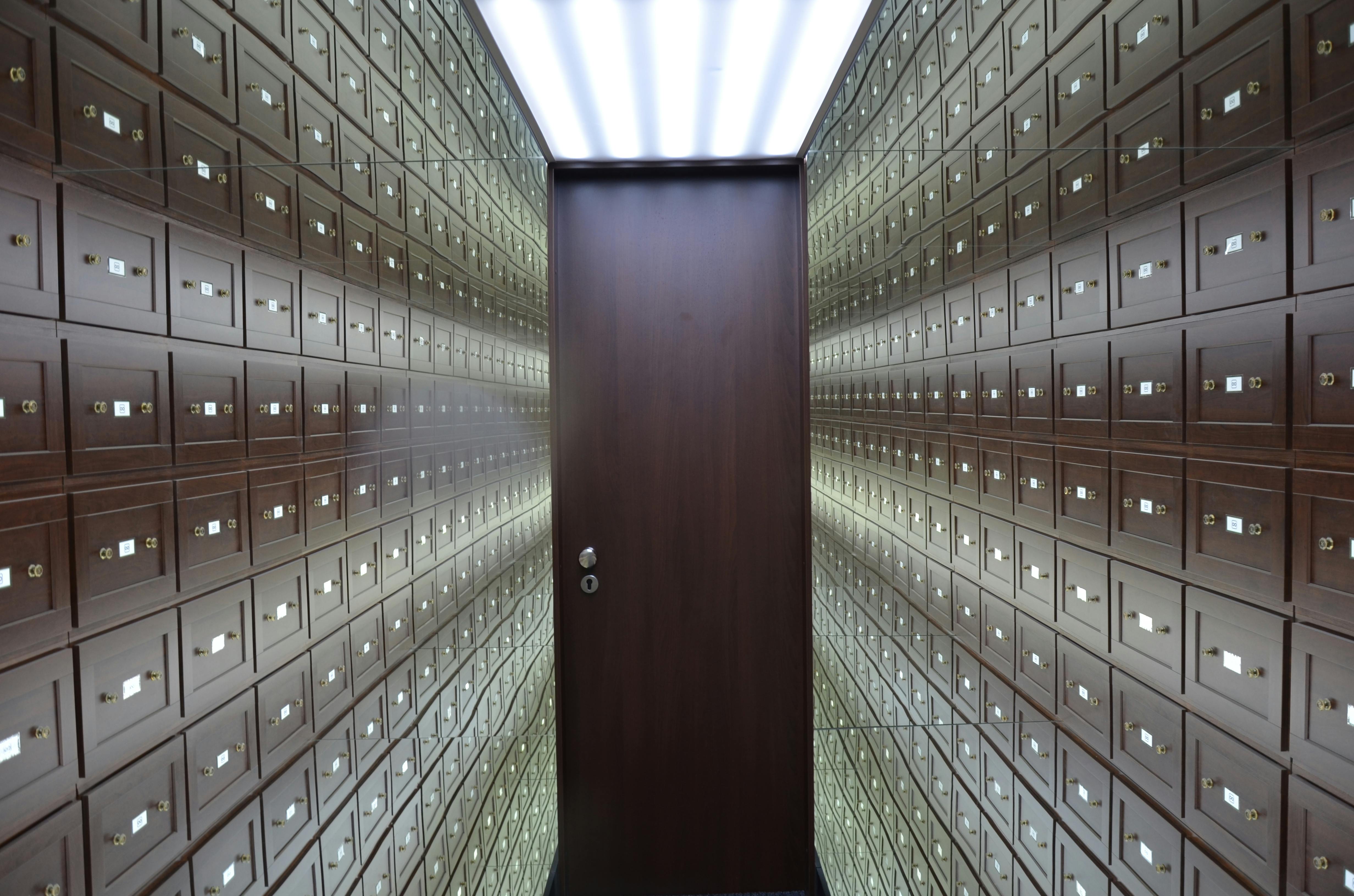 Filas de cajas de seguridad | Fuente: Pexels