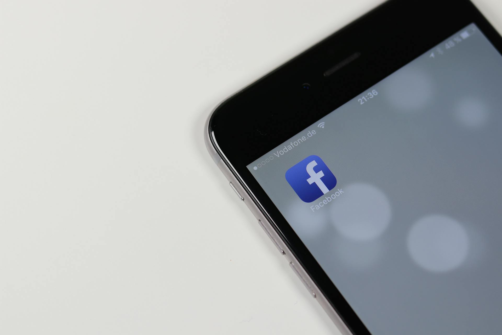 Icono de la aplicación de Facebook en la pantalla de un teléfono | Fuente: Pexels