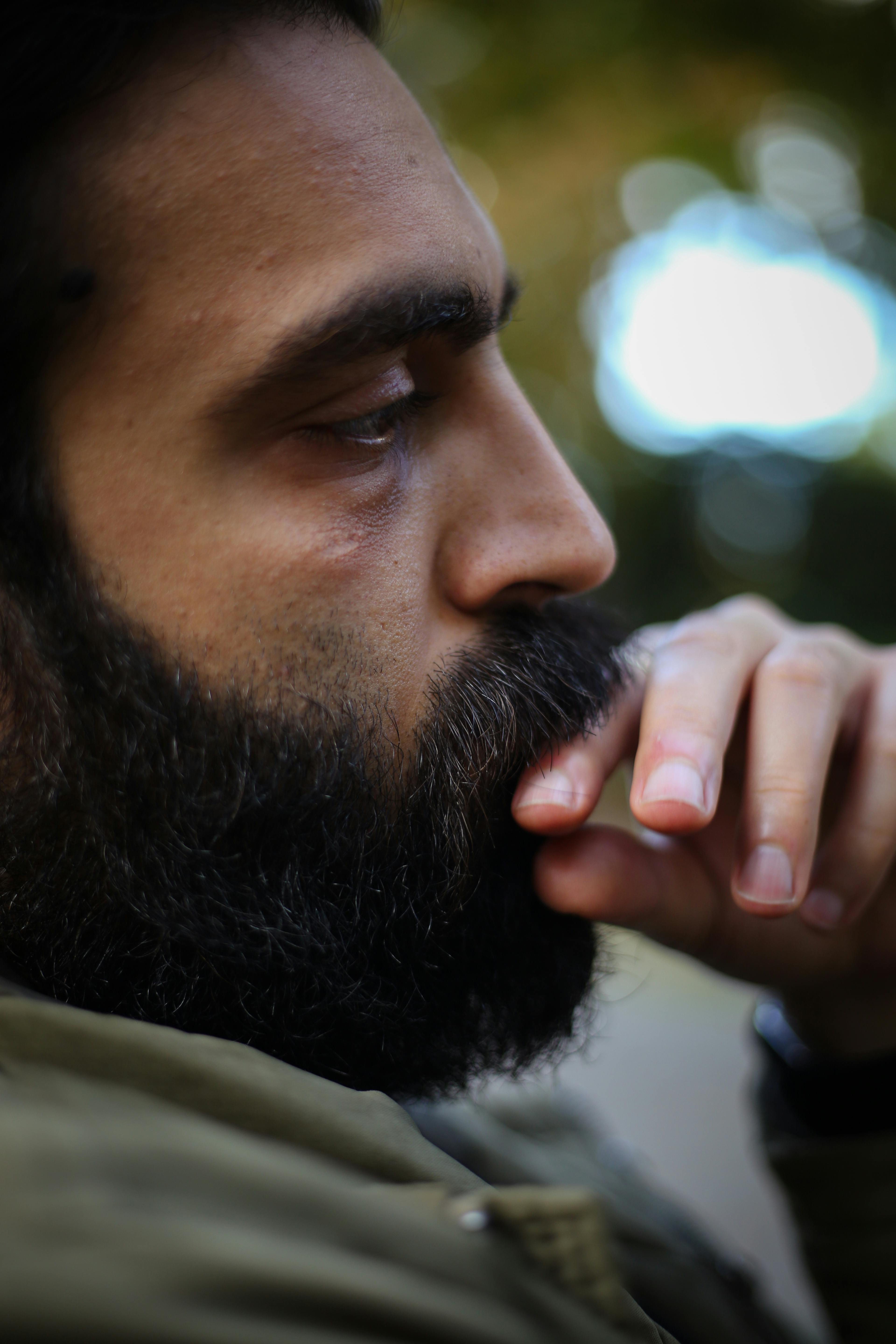 Un hombre serio y decidido pensando | Fuente: Pexels