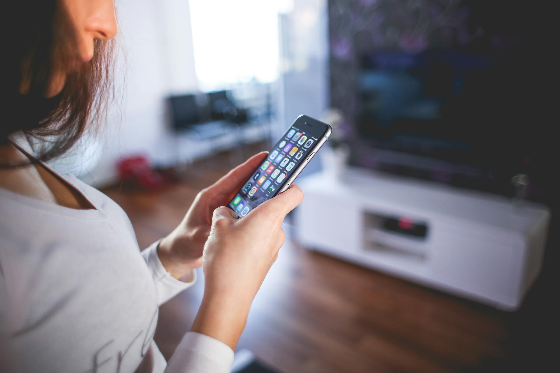 Una mujer mirando su teléfono | Fuente: Pexels