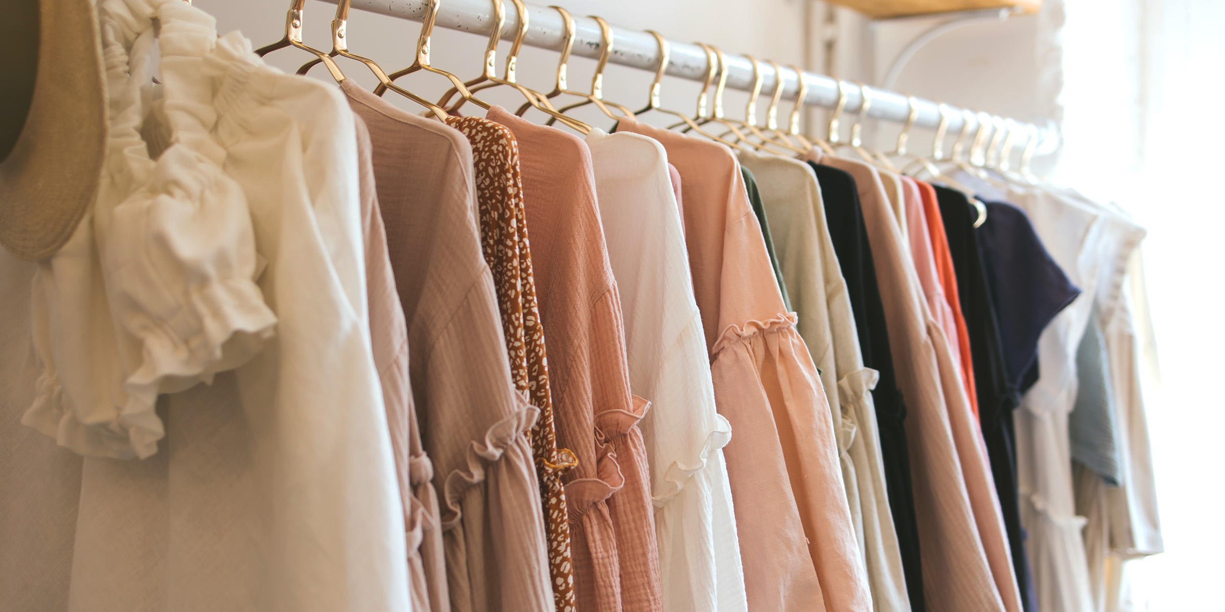 Un armario lleno de vestidos | Fuente: Shutterstock