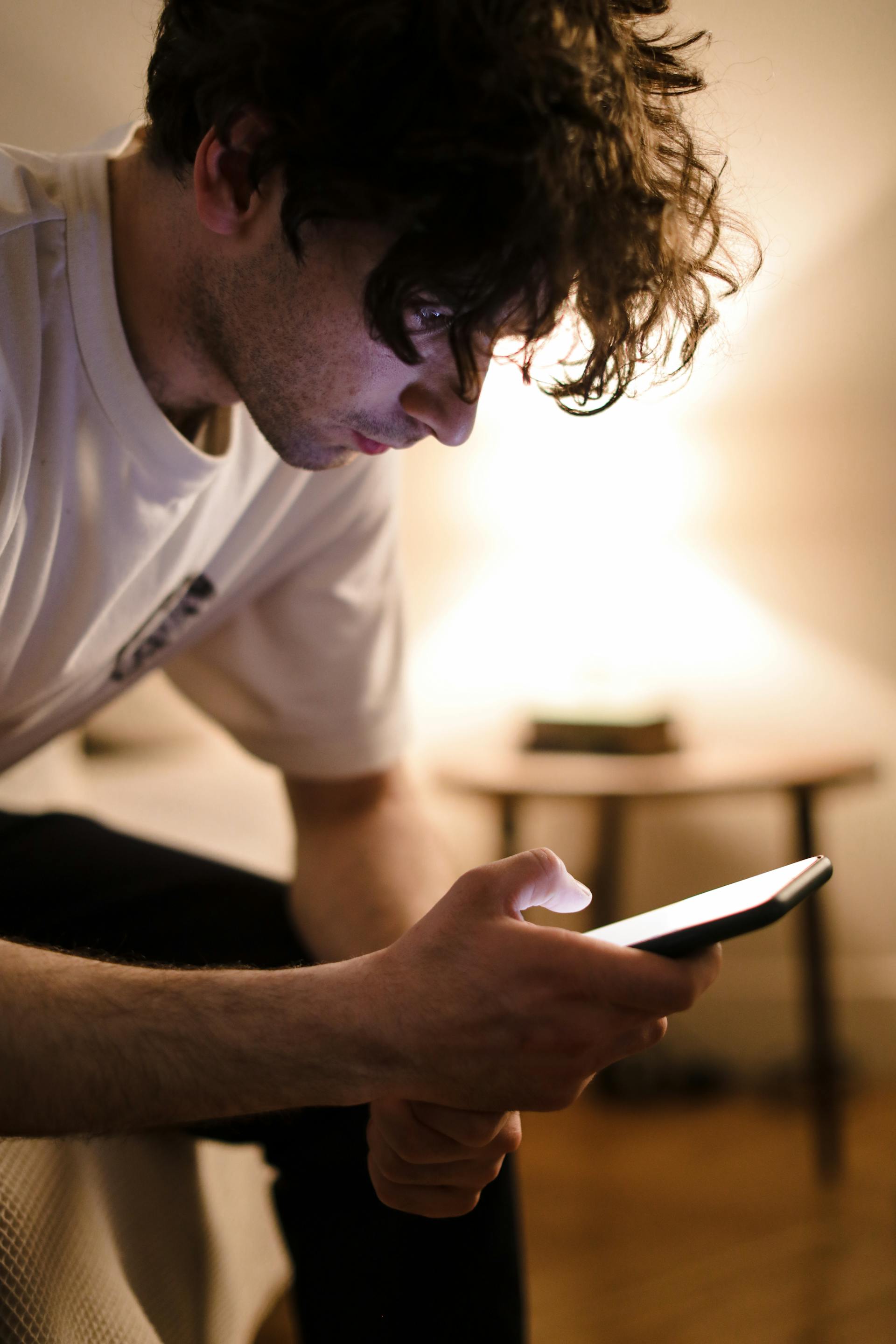 Un hombre usando su teléfono | Fuente: Pexels