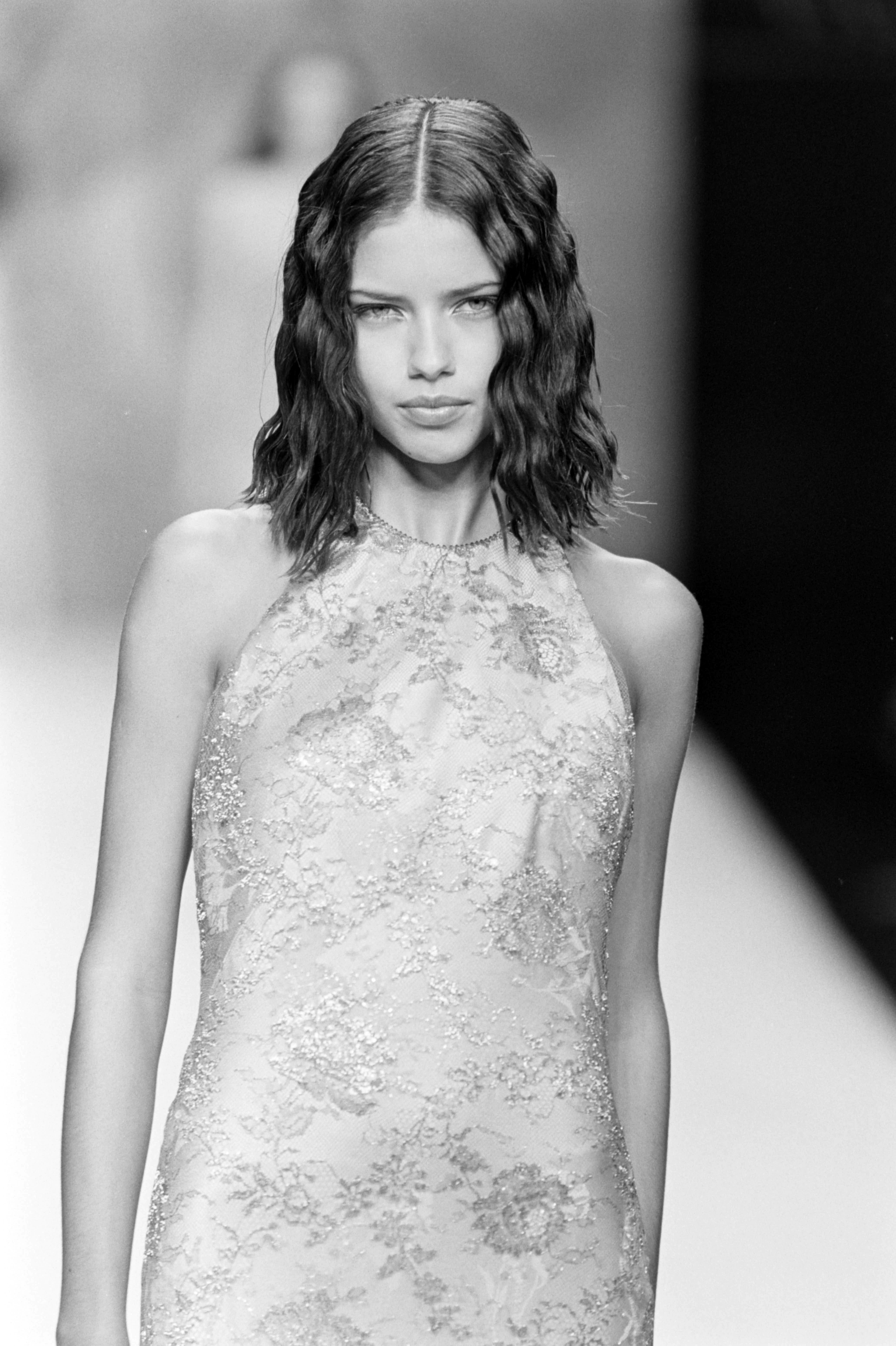 Adriana Lima durante el desfile de la colección de ropa de noche Primavera 2000 de Carmen Marc Valvo. | Fuente: Getty Images