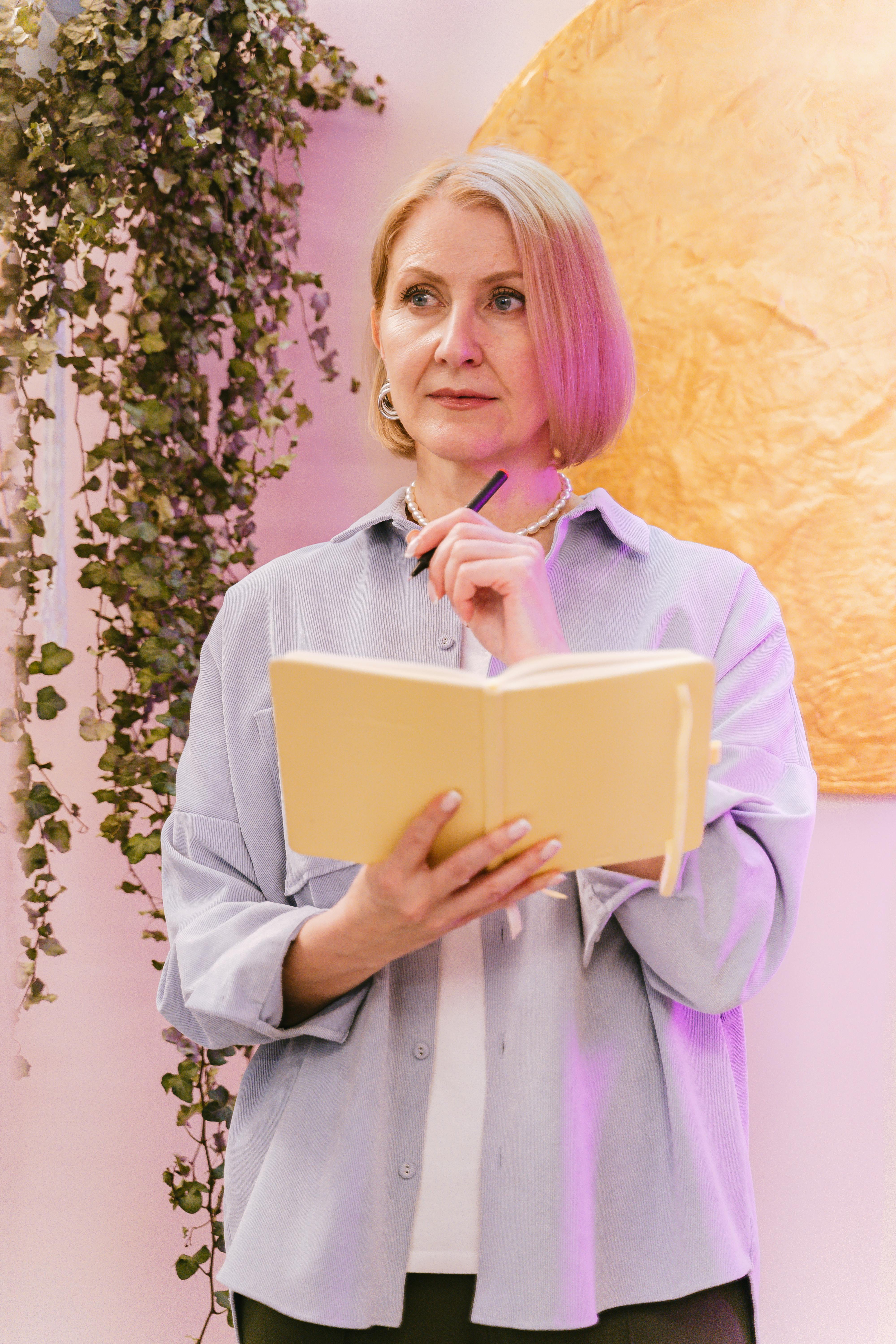 Una mujer seria | Fuente: Pexels