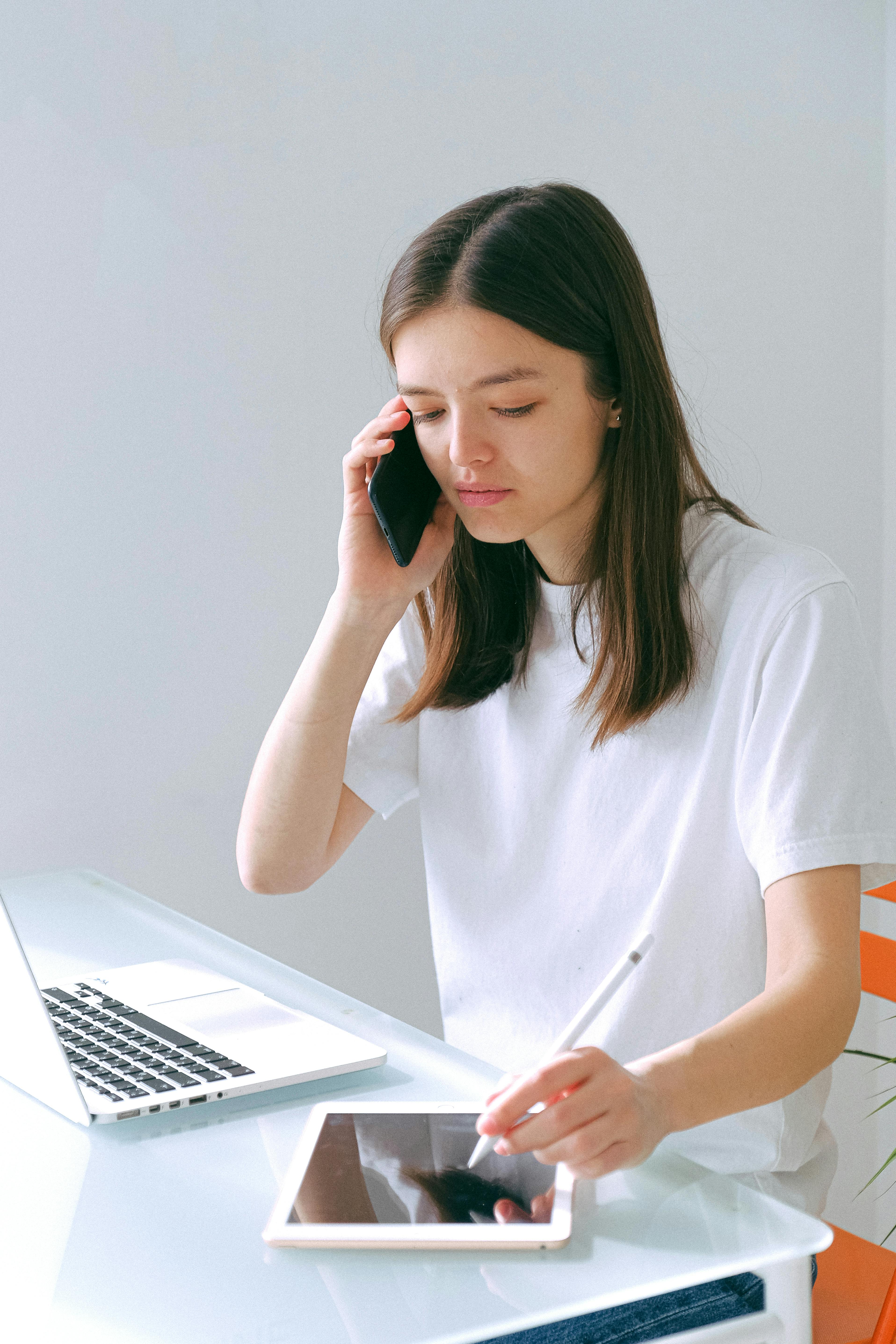 Una mujer en una llamada | Fuente: Pexels