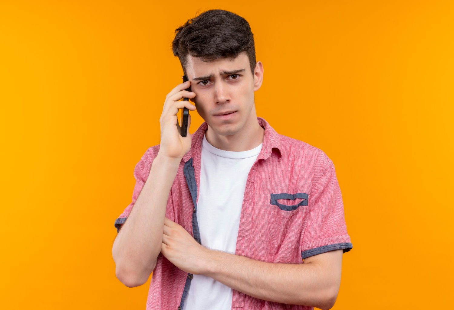 Un joven molesto hablando por teléfono | Fuente: Freepik