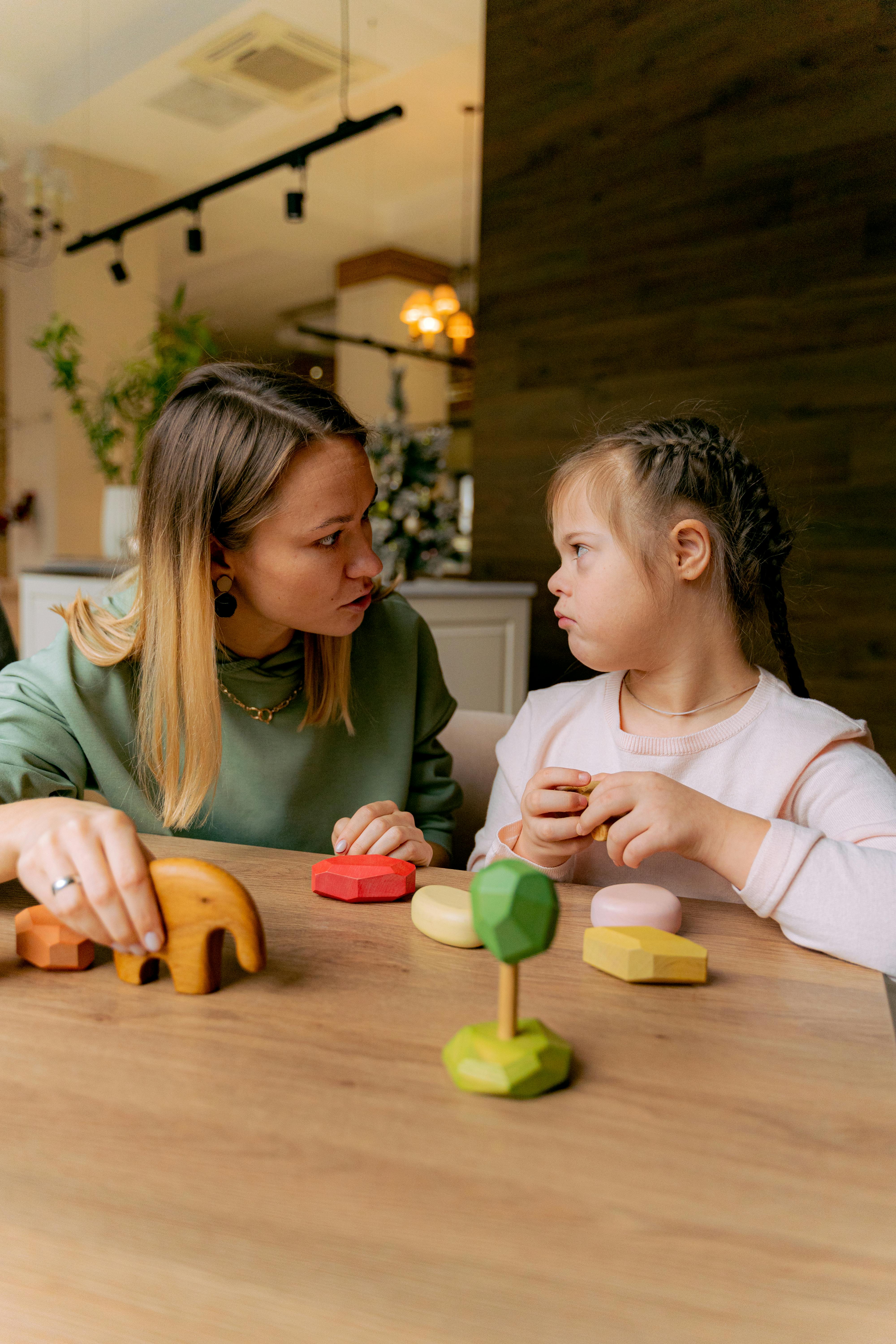 Madre jugando con su hija | Fuente: Pexels