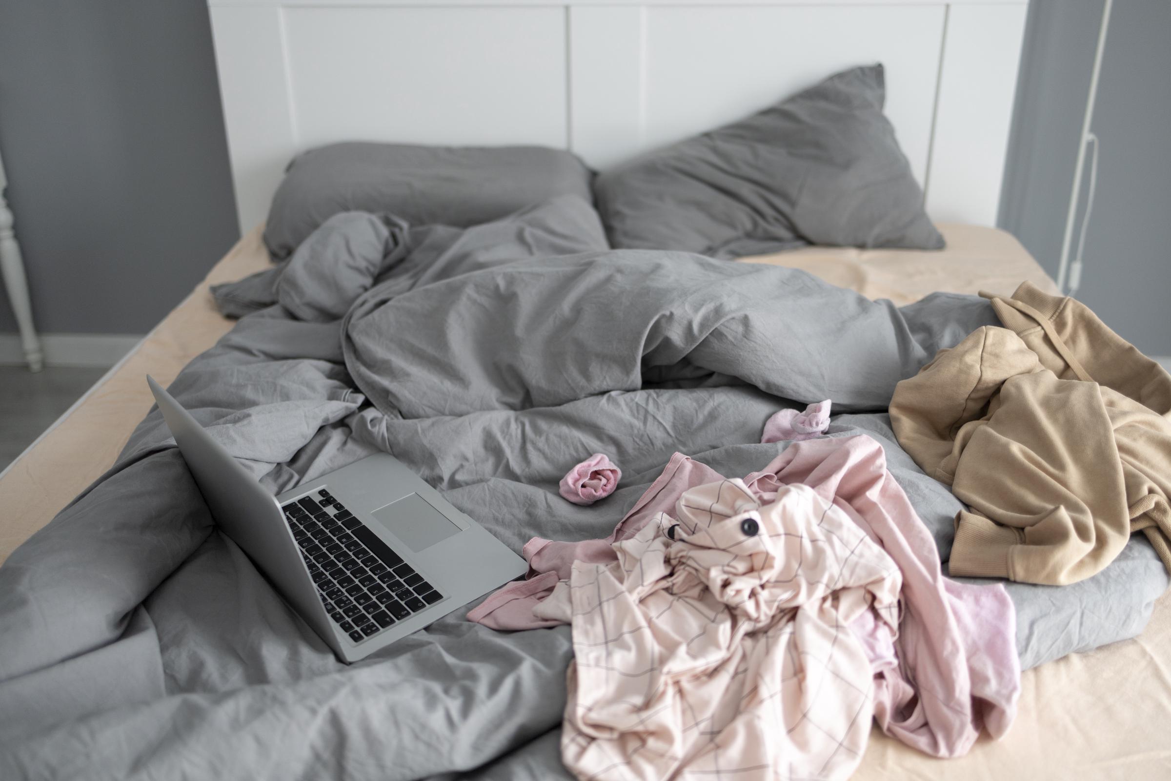 Un dormitorio desordenado | Fuente: Freepik