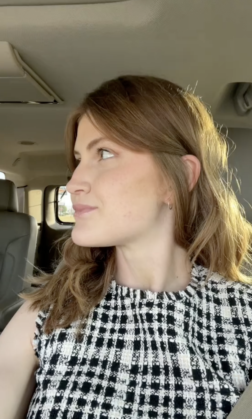 Virginia Elder mira a la izquierda, sus resultados quirúrgicos parecen naturales | Fuente: TikTok/virginiaeelder