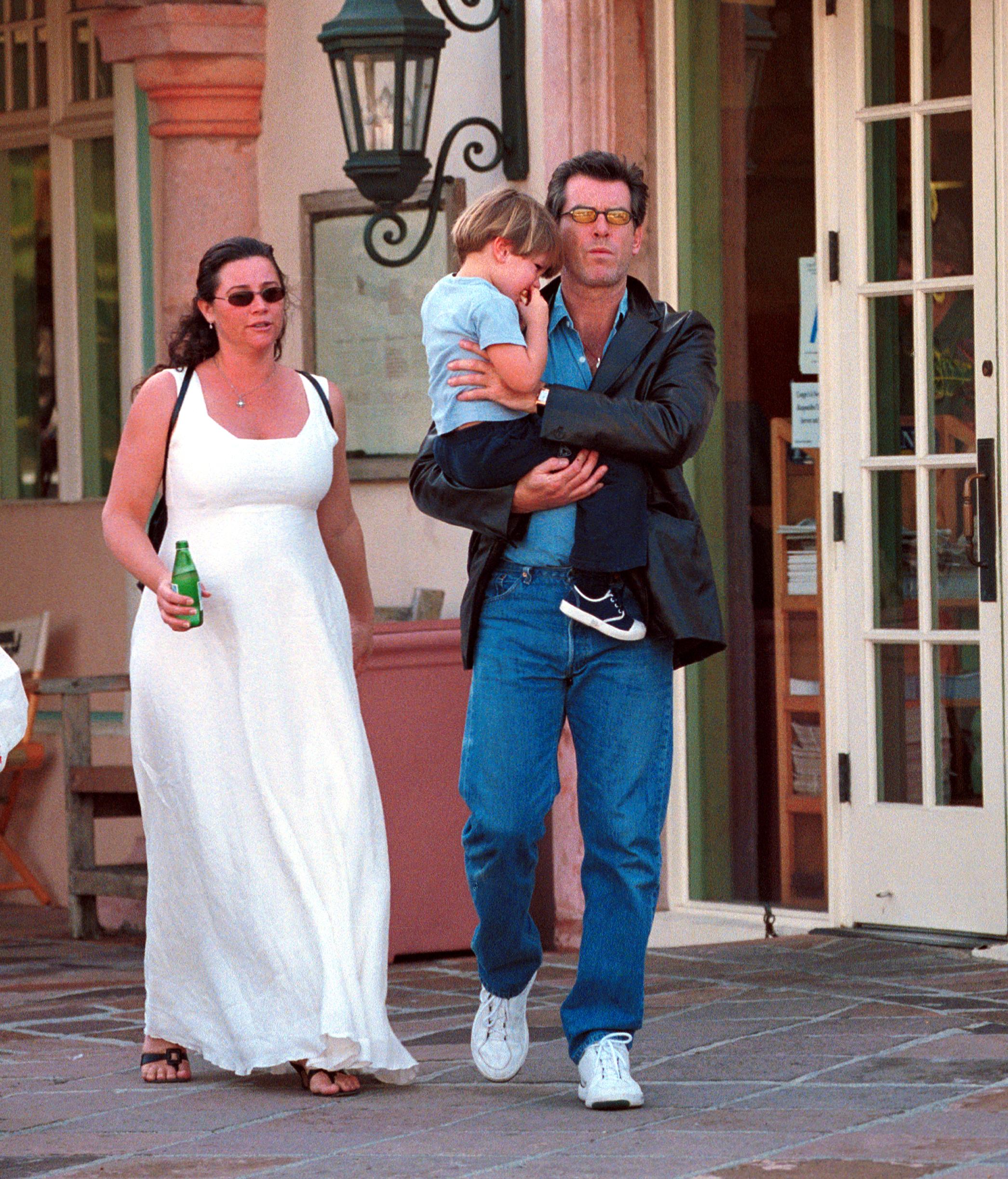 A la familia la fotografiaron después de comer en Malibú el 1 de noviembre de 2000. Keely estaba embarazada de Paris, que nacería al año siguiente. | Fuente: Getty Images