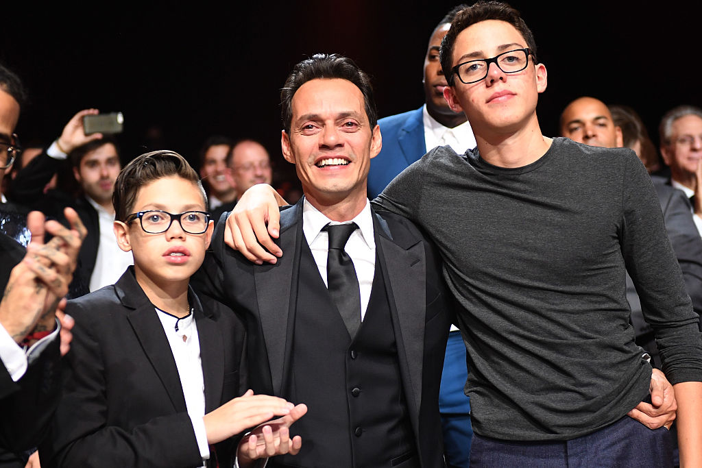Ryan Adrian Muñiz, el homenajeado Marc Anthony y Cristian Marcus Muñiz asisten a la gala "Person of the Year 2016" en honor a Marc Anthony en 2016 en Las Vegas, Nevada. | Foto: Getty Images