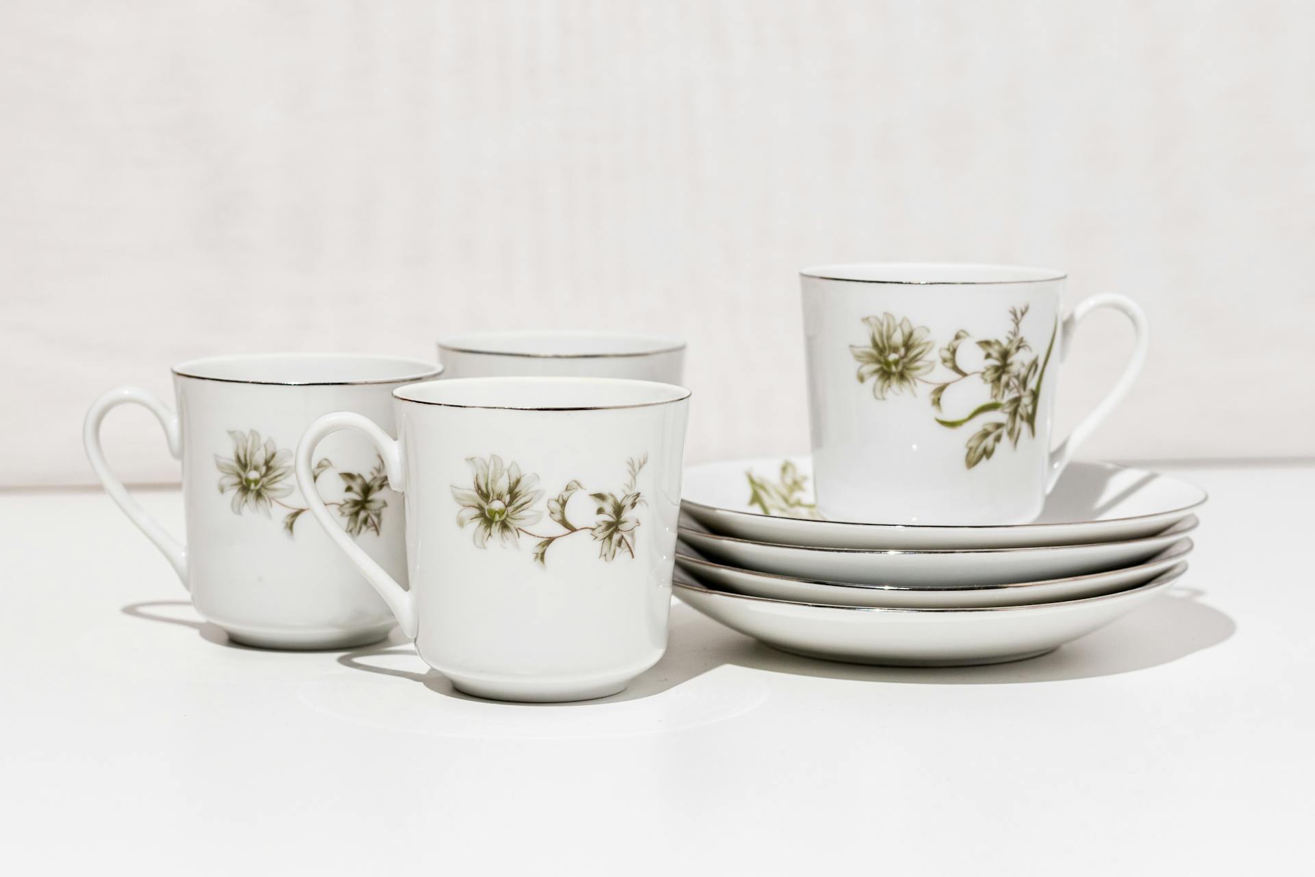 Tazas y platillos de porcelana | Fuente: Pexels