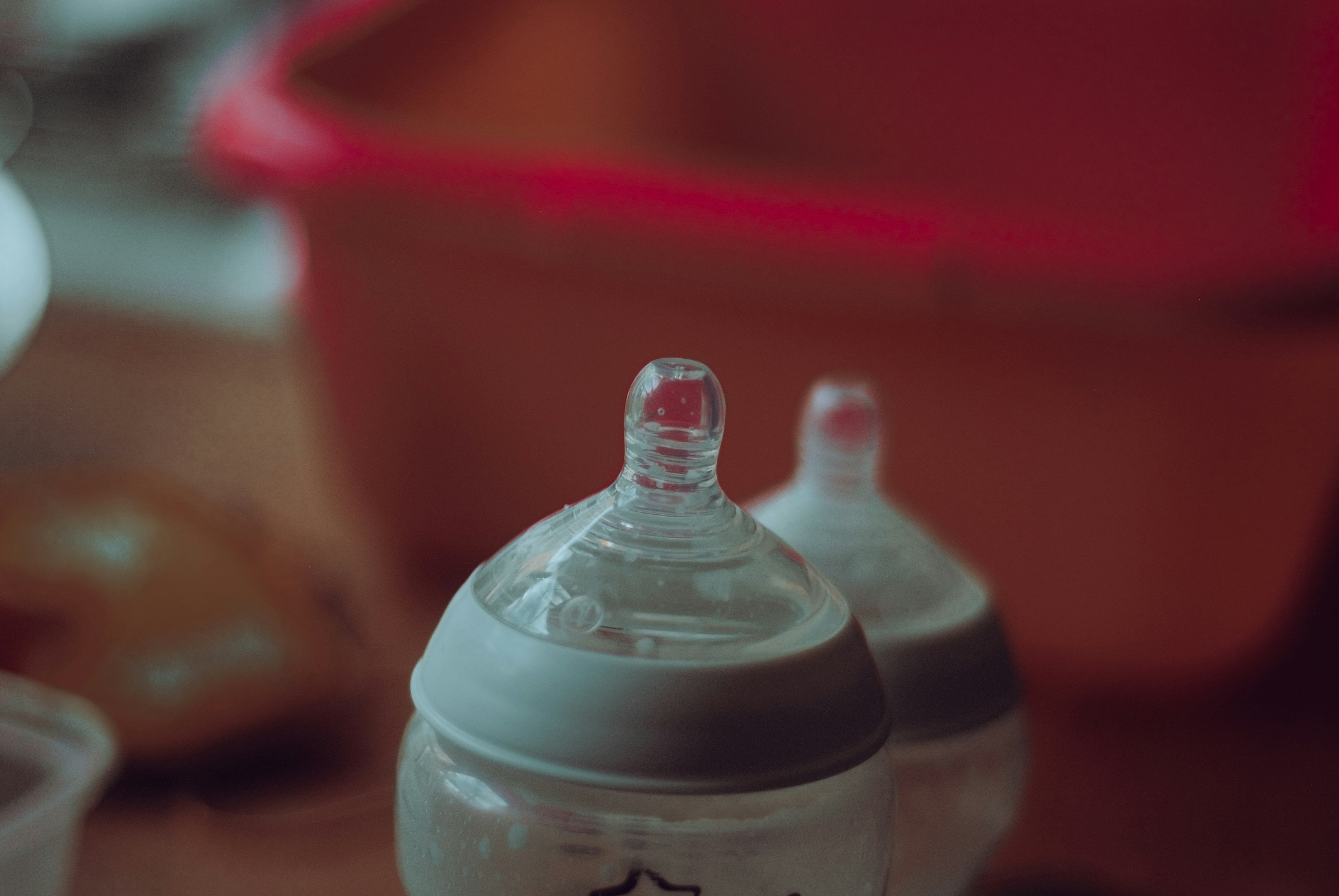 Primer plano de un biberón | Fuente: Unsplash
