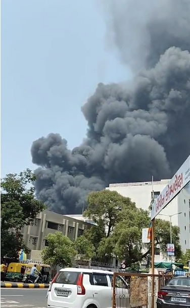 Humo procedente del avión que se estrelló poco después de despegar del Aeropuerto Internacional Sardar Vallabhbhai Patel, en el estado occidental indio de Gujarat, el 12 de junio de 2025 | Fuente: Getty Images