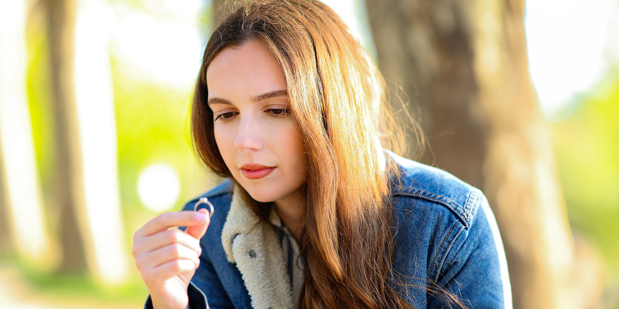 Mujer mira un anillo de compromiso | Fuente: Shutterstock
