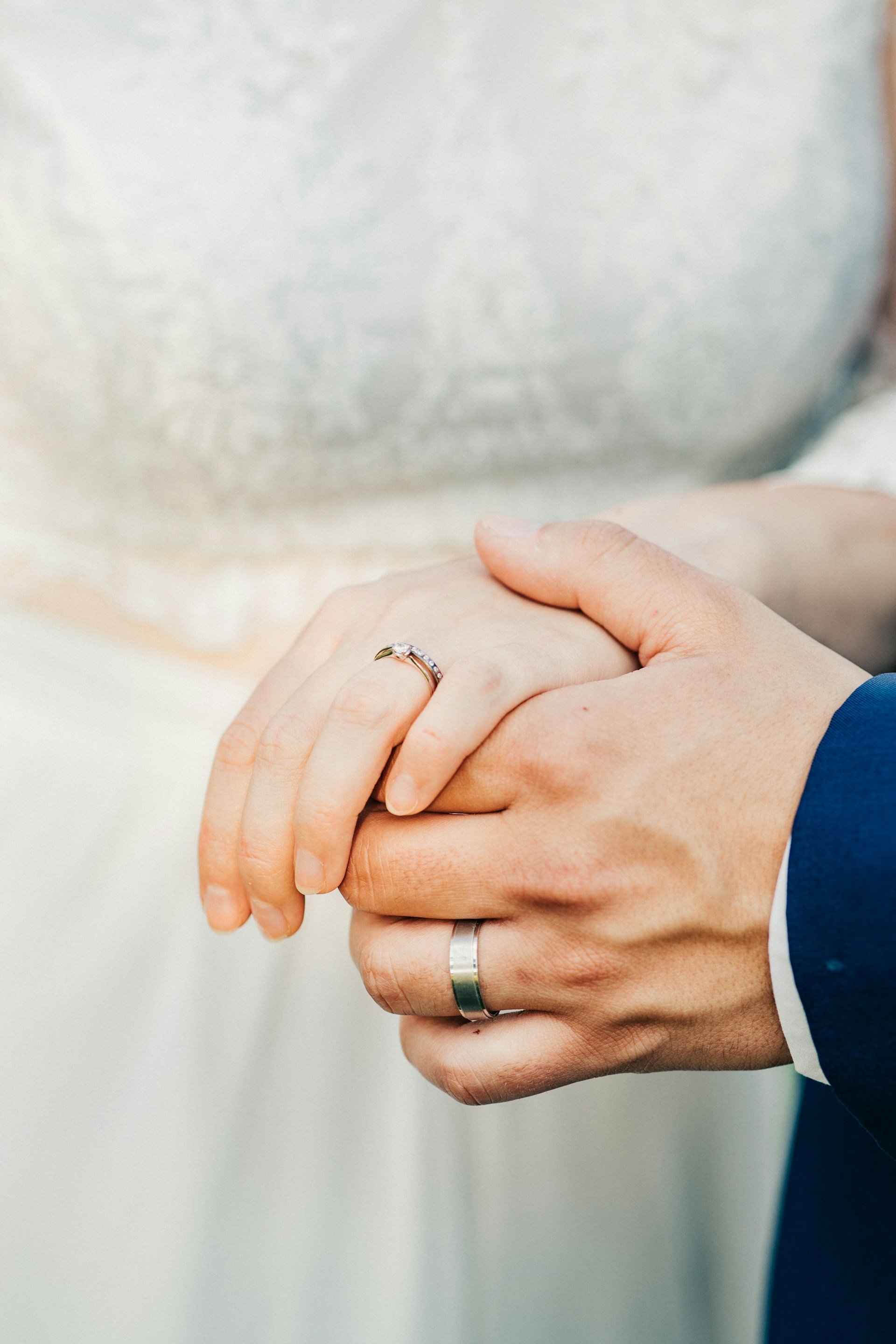 Una pareja de recién casados presumiendo de sus alianzas | Fuente: Unsplash